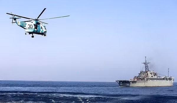 Máy bay do thám Iran bay trên đầu tàu sân bay Mỹ ảnh 1