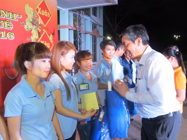 Tặng hàng ngàn vé xe Tết cho công nhân ảnh 1