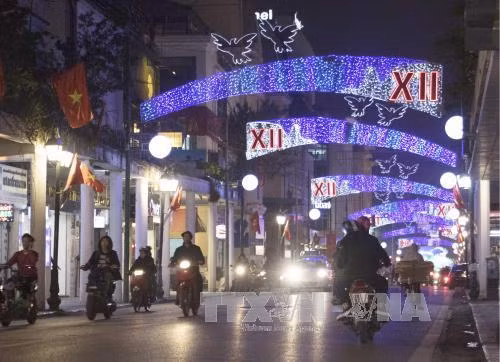 Thủ đô Hà Nội rộn ràng trên từng tuyến phố ảnh 1