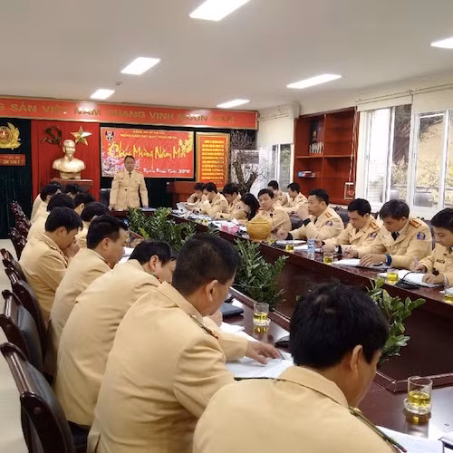 Xử lý nghiêm người đi bộ vi phạm luật giao thông ảnh 1