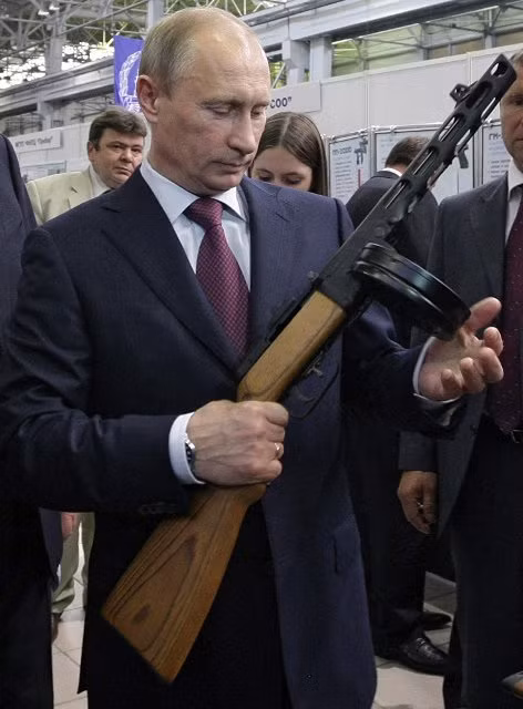 Mạnh mẽ hình ảnh Tổng thống Putin cầm súng ảnh 6
