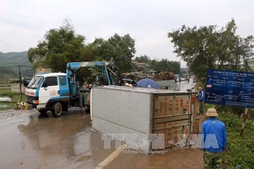 Tai nạn liên hoàn gây ách tắc Quốc lộ 2 ảnh 1
