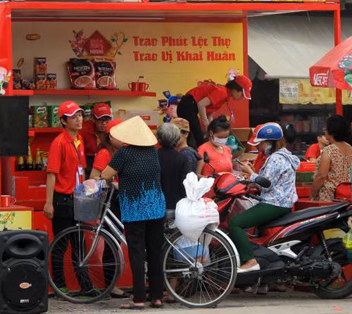 Đưa hàng Tết Việt đến người dân ảnh 1