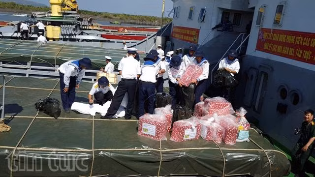 Chuyển quà Xuân ra nhà giàn DK1 ảnh 5