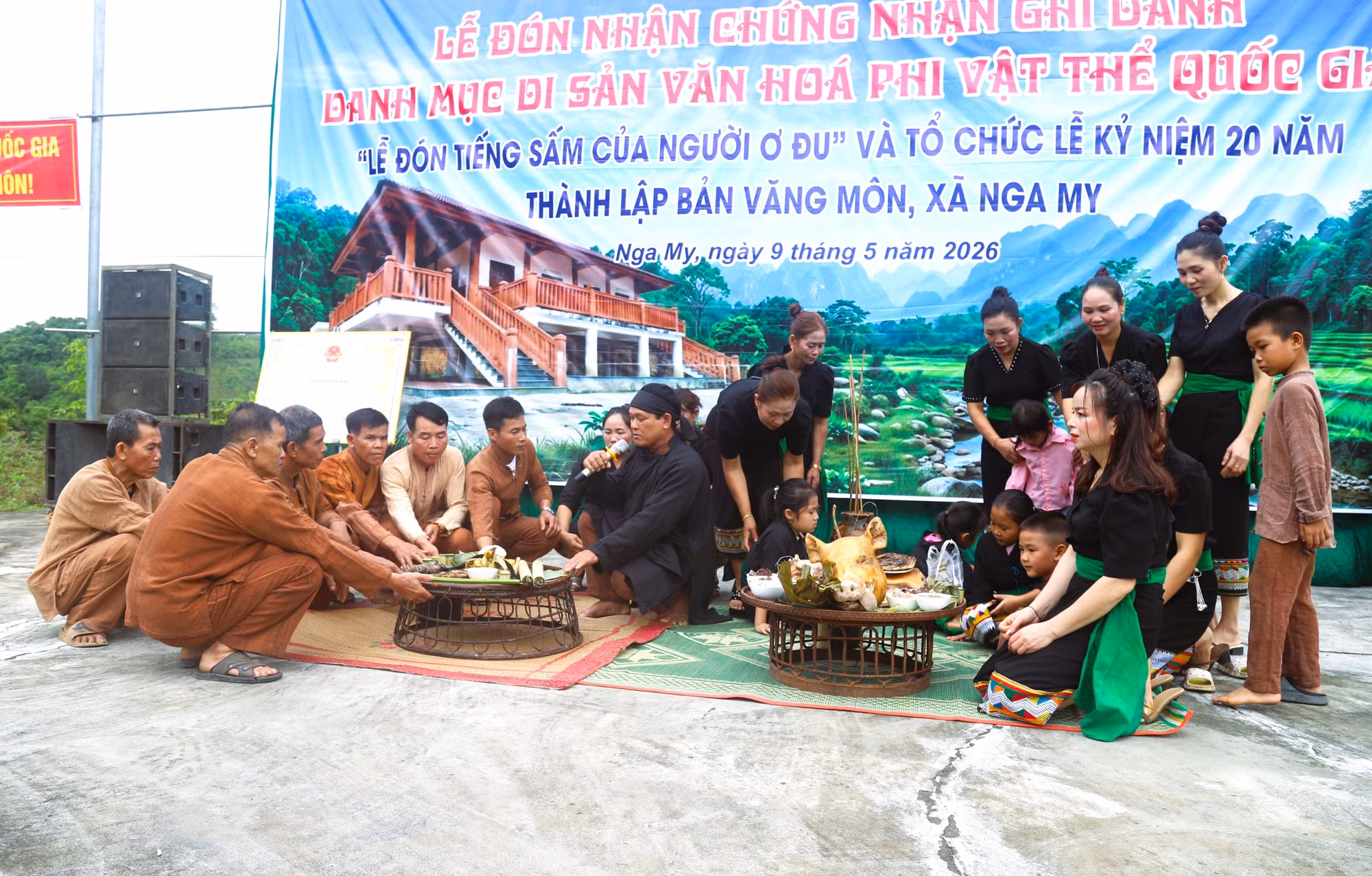 Sau nghi lễ cúng thần Sấm, thần linh, tổ tiên, cũng bản, người dân Ơ Đu bản Văng Môn (xã Nga My, tỉnh Nghệ An) bước vào nghi thức buộc cột chỉ cổ tay để chúc phúc, mong cầu sức khỏe, may mắn.