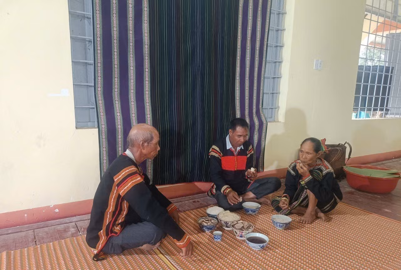 Họ hàng, anh em gia đình mời bà con cùng nhau dùng bữa cơm thân mật. Ảnh: TTXVN phát