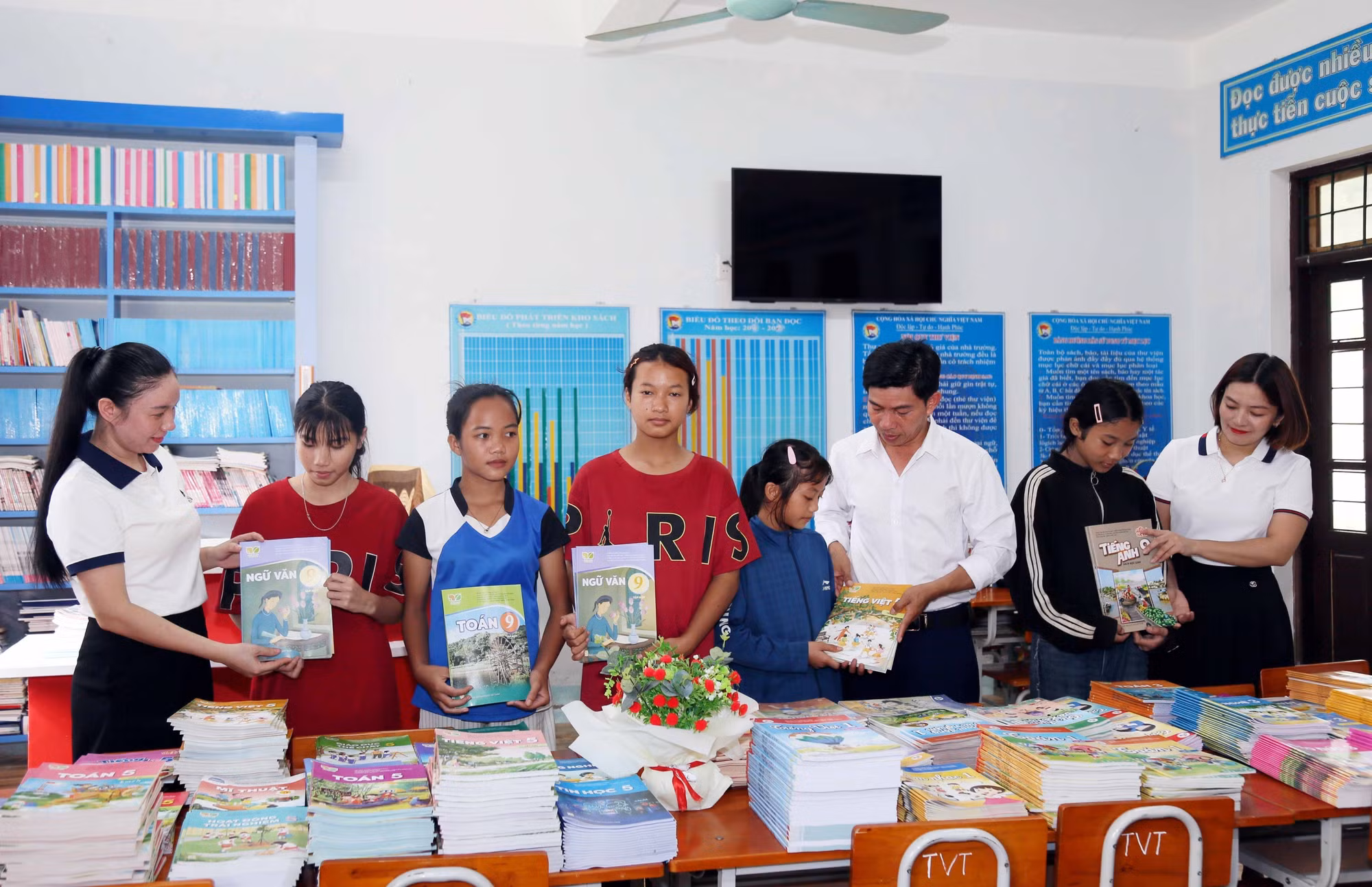 Học sinh trường Tiểu học và THCS xã Thượng Hóa (Quảng Trị) được phát sách để bước vào năm học mới.