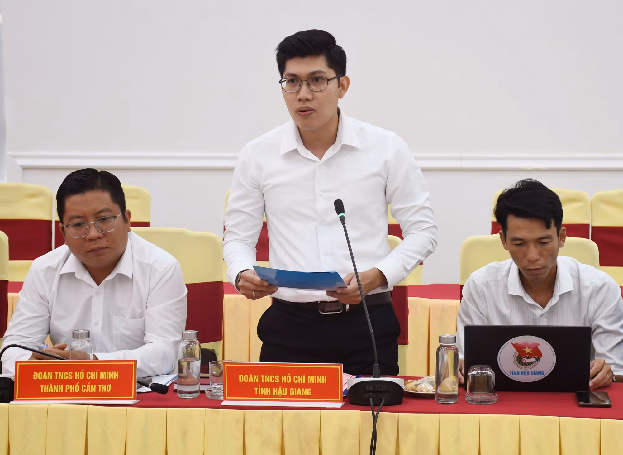 Đại biểu tham gia thảo luận đóng góp dự thảo đề án.