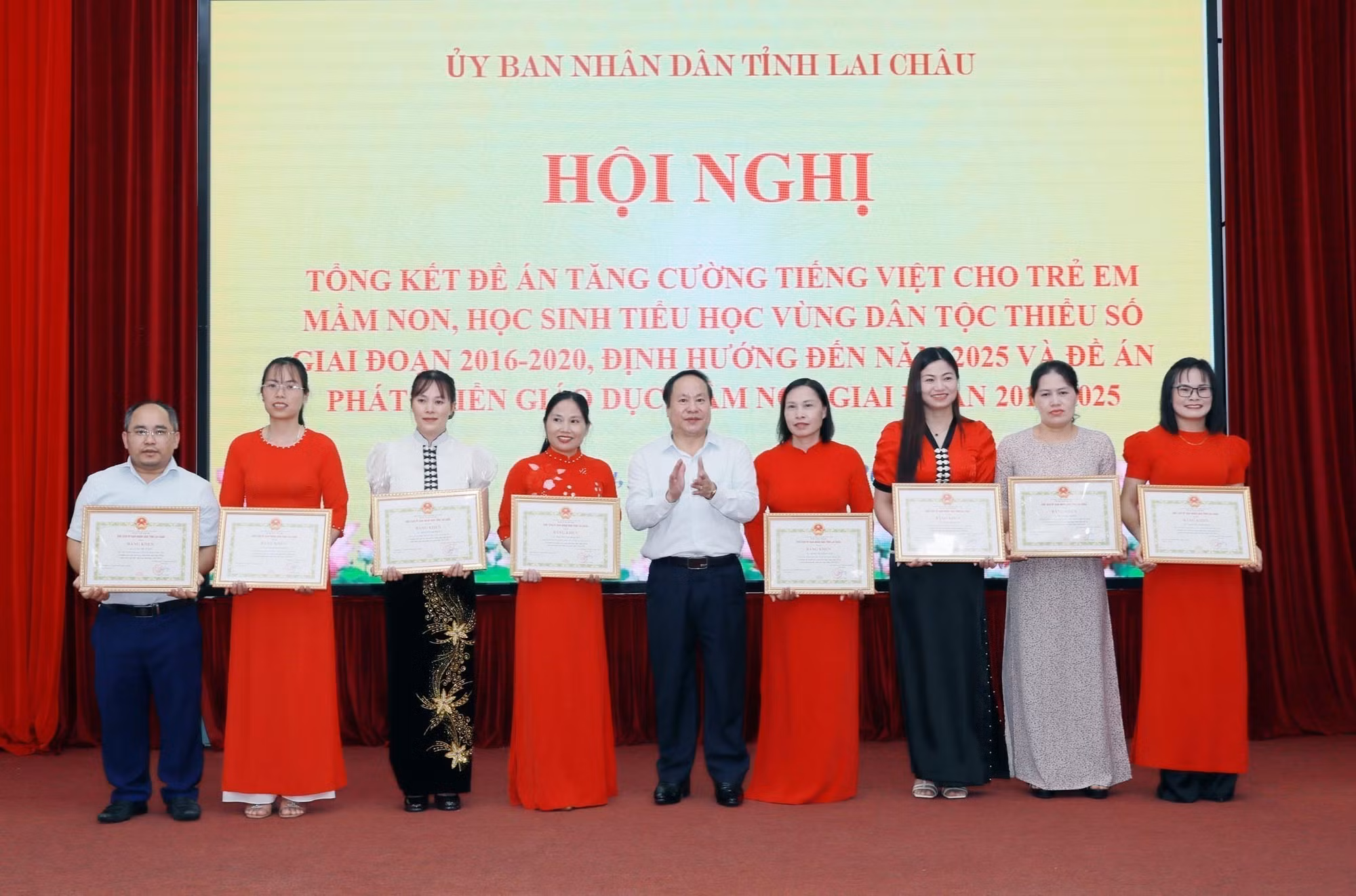 Tặng Bằng khen của Chủ tịch UBND tỉnh Lai Châu cho các tập thể, cá nhân vì đã có thành tích xuất sắc.