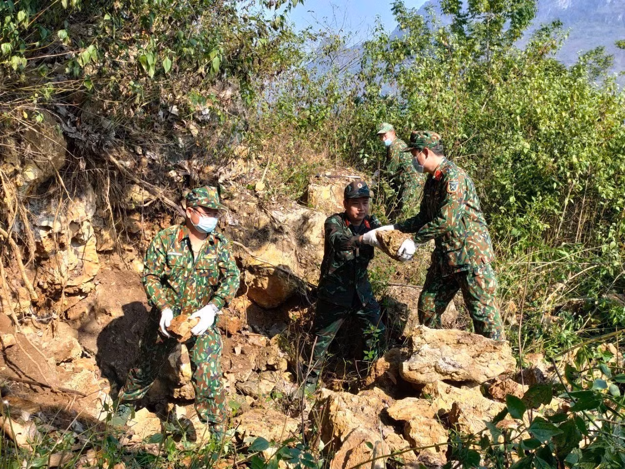 Đội tìm kiếm, quy tập hài tỉnh Hà Giang đã không quản ngại hiểm trở núi rừng, thời tiết khắc nghiệt, kiên trì bám trụ nhiều ngày tại Điểm cao 211 phát hiện và cất bốc được 4 bộ hài cốt liệt sĩ. Ảnh: TTXVN phát
