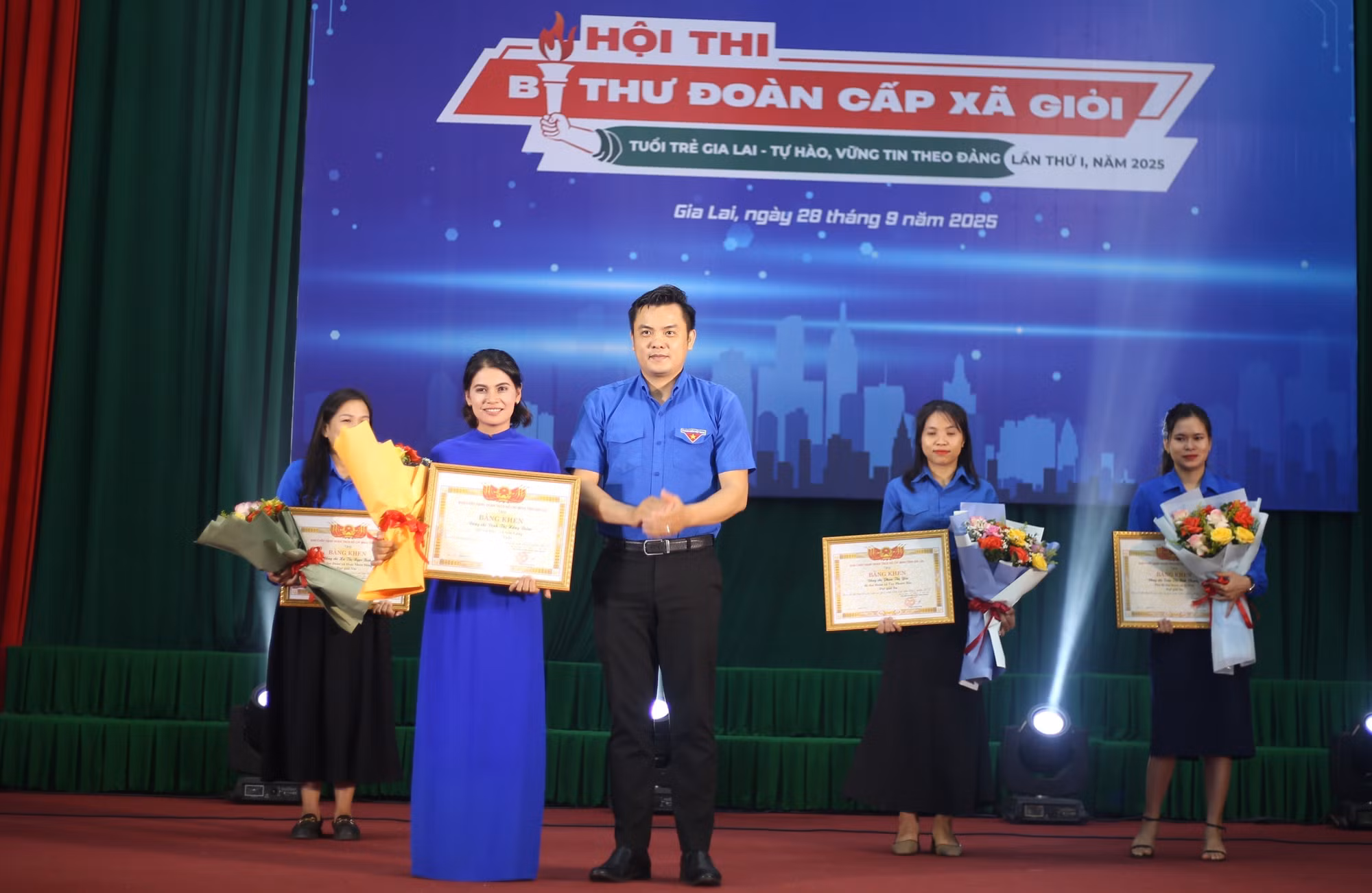 Ban Tổ chức trao giải Nhất cho thí sinh xuất sắc tại Hội thi Bí thư đoàn cấp xã giỏi tỉnh Gia Lai lần thứ I năm 2025.
