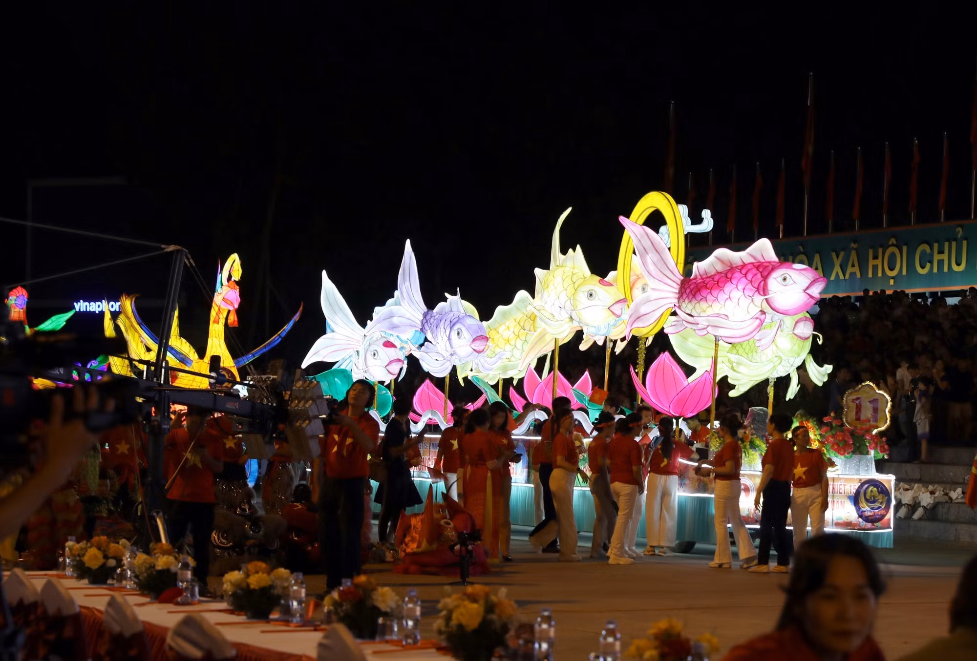 Các mô hình đèn Trung Thu khổng lồ được người dân Tuyên Quang diễn hành đêm thu hút đông đảo du khách tham gia.