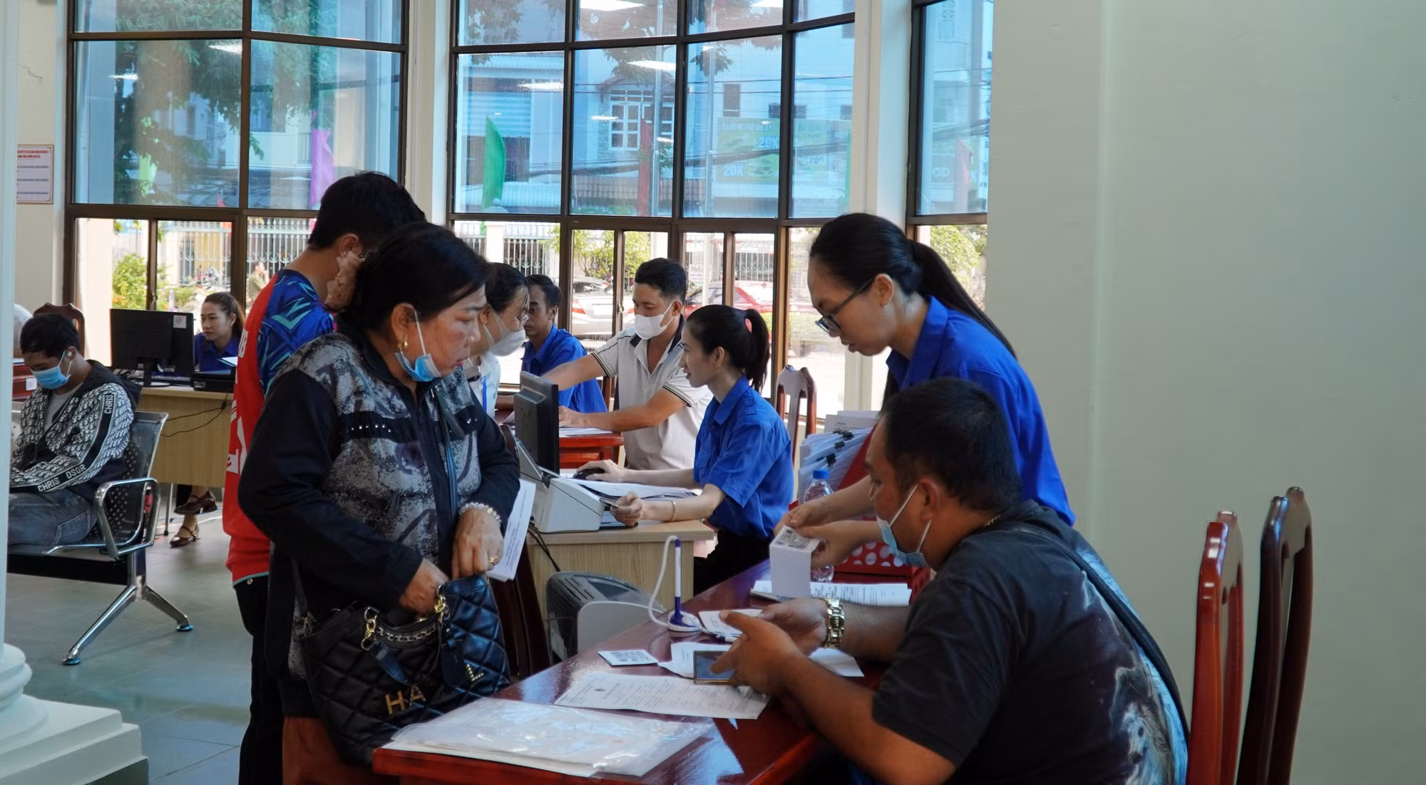 Thanh niên tình nguyện phường Rạch Giá hướng dẫn, hỗ trợ người dân thực hiện thủ tục hành chính.