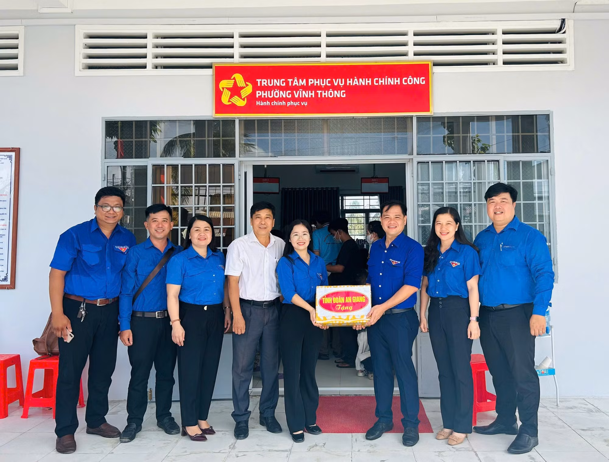 Lãnh đạo Tỉnh đoàn An Giang tặng quà Đội thanh niên tình nguyện phường Vĩnh Thông.