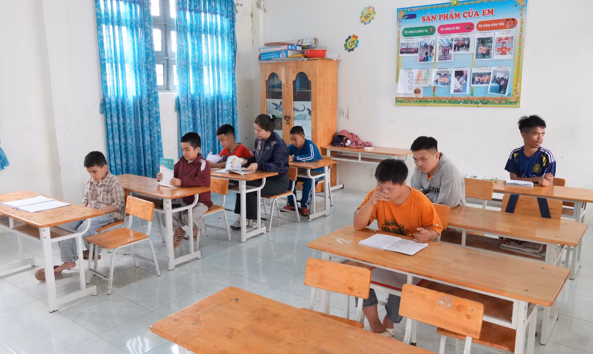 Các em học sinh khuyết tật trong một lớp học tại Điểm trường Trung tâm công tác xã hội Kon Tum.