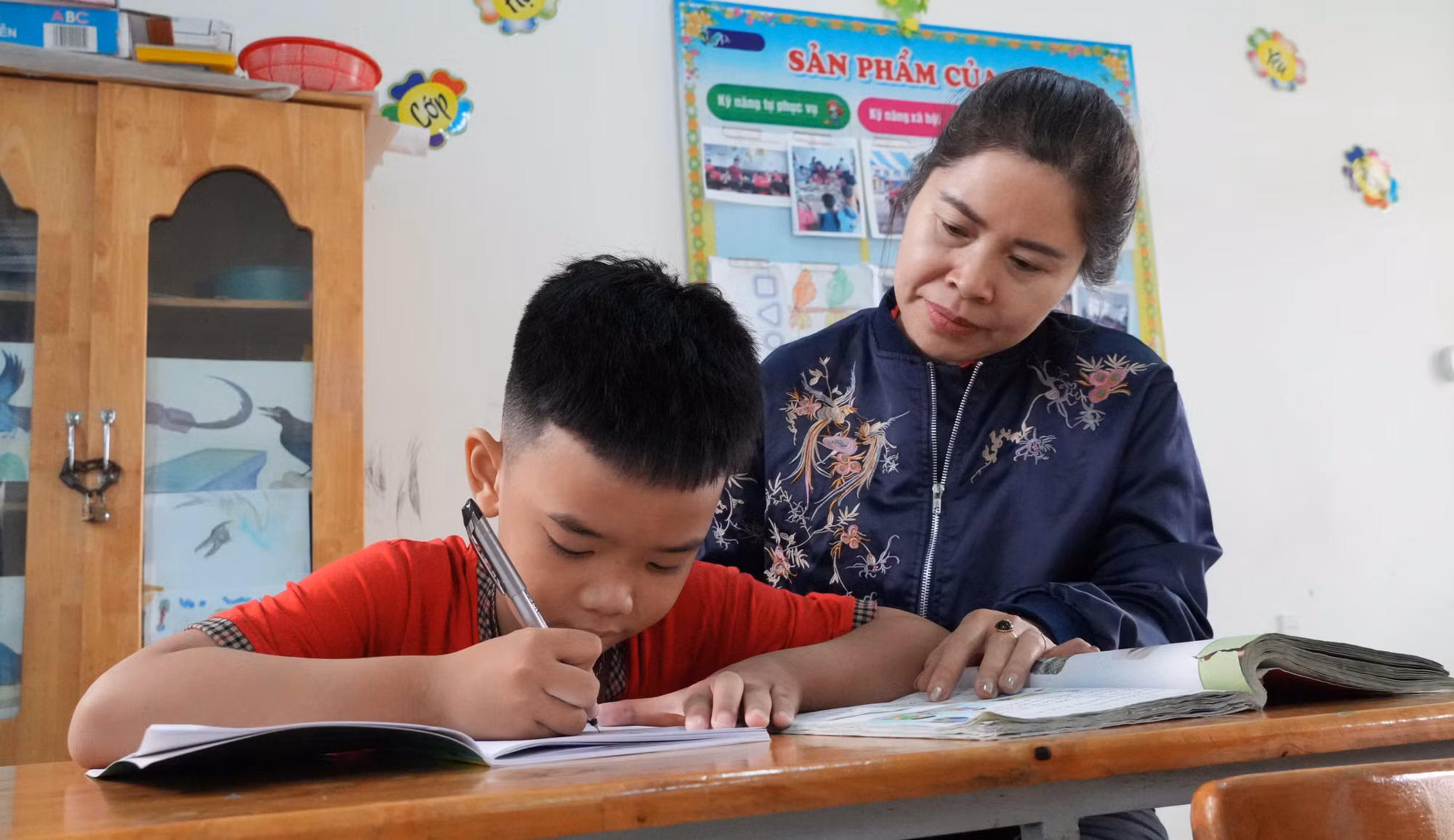 Các giáo viên chỉ dạy tận tình, chu đáo, ân cần đối với các em học sinh khuyết tật.
