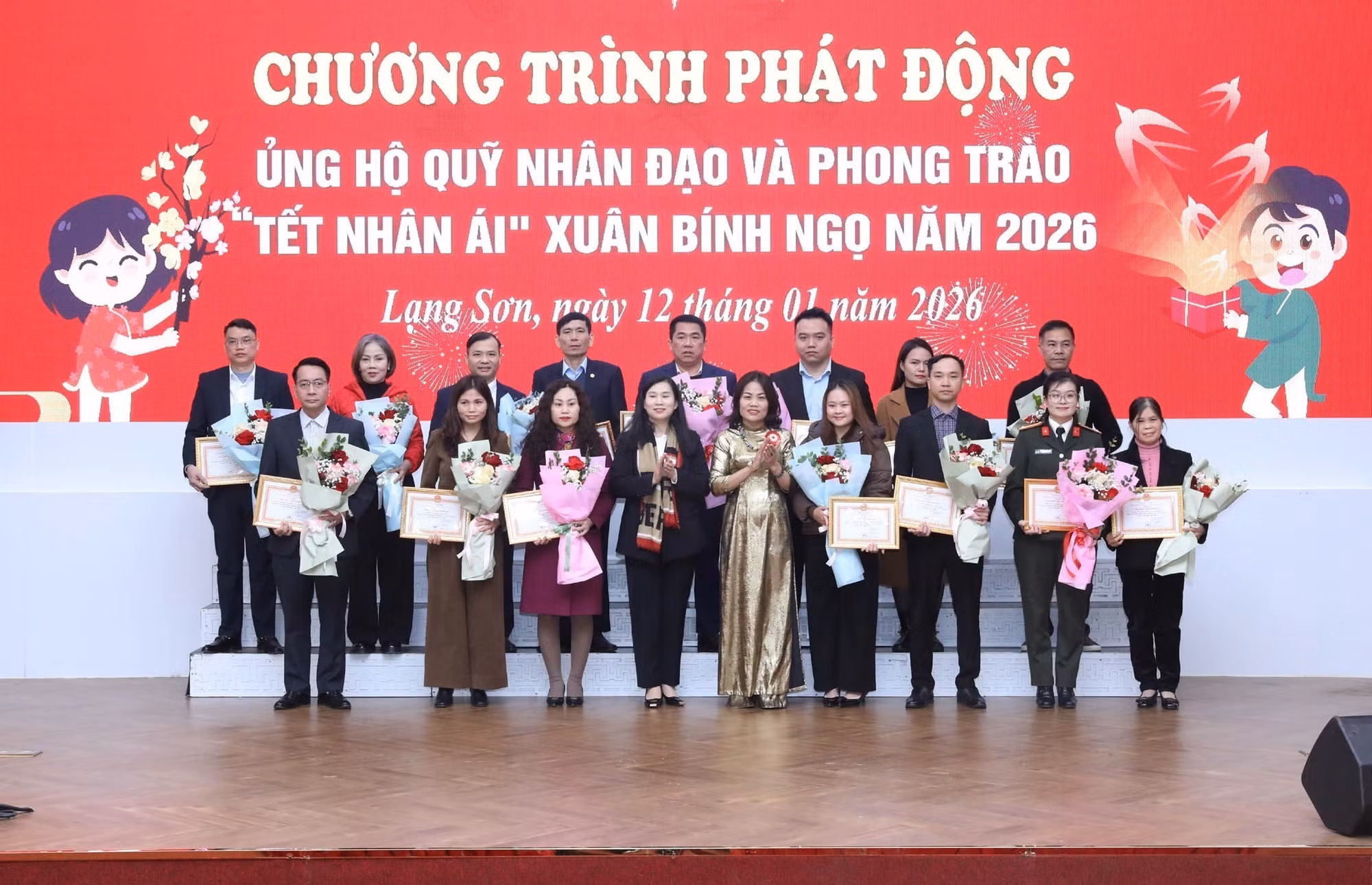 Các tổ chức, cá nhân ủng hộ cho Quỹ Nhân đạo và Phong trào “Tết Nhân ái” Xuân Bính Ngọ năm 2026 tỉnh Lạng Sơn nhận Bảng ghi nhận những tấm lòng vàng và hoa tại Chương trình.
