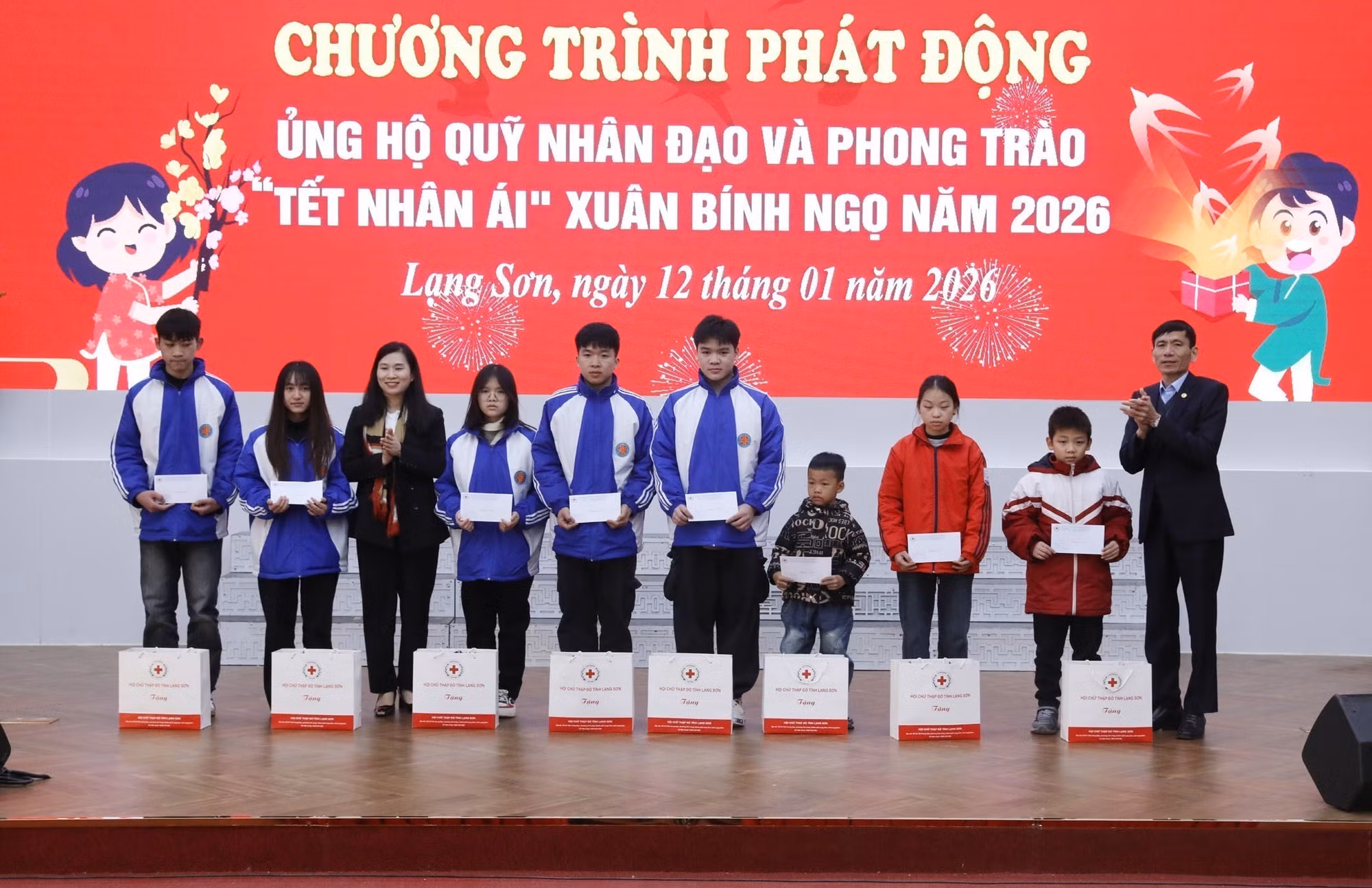 Tặng quà các học sinh có hoàn cảnh đặc biệt khó khăn tại Chương trình.