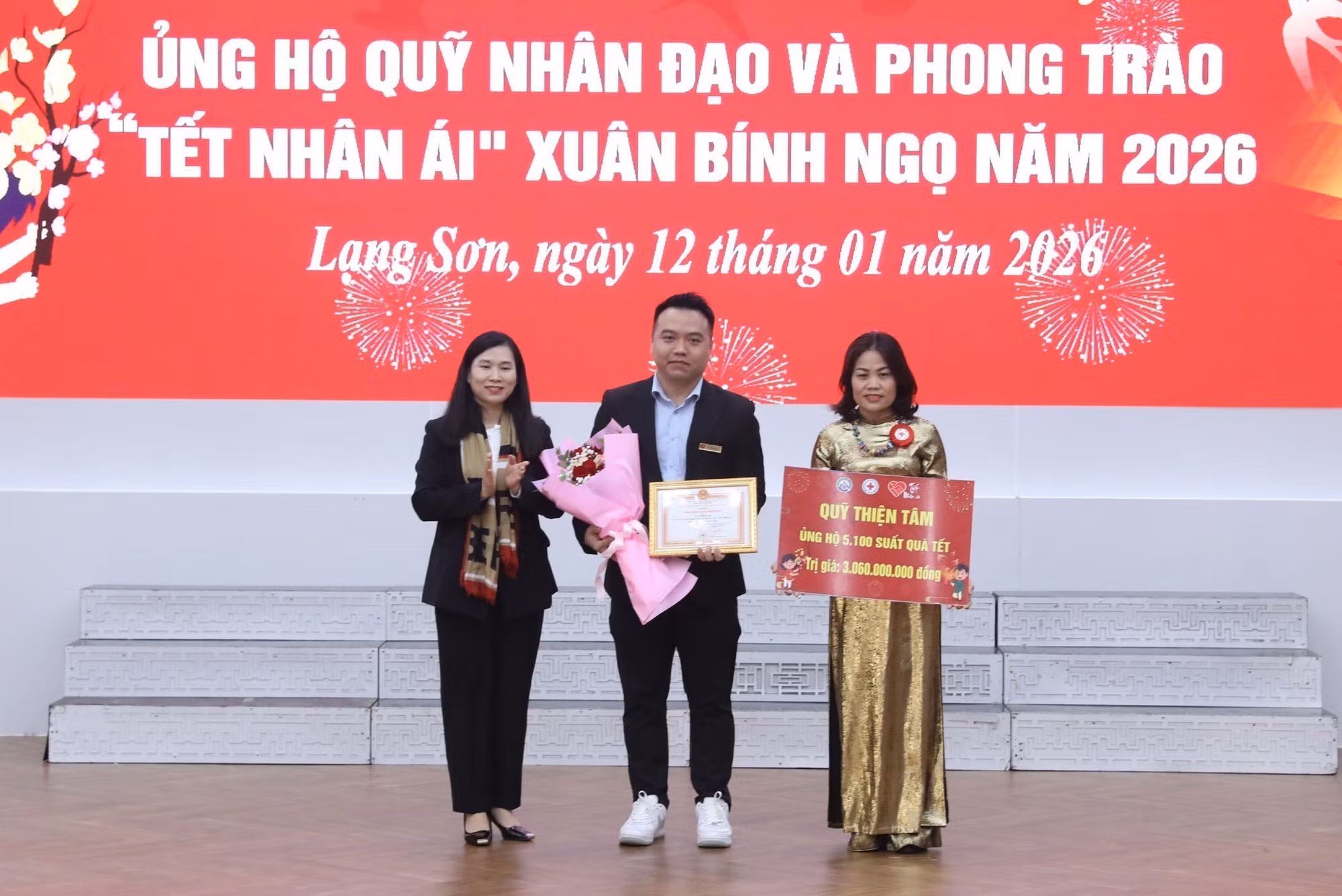 Trao biển ủng hộ của các tổ chức, cá nhân cho Quỹ Nhân đạo và Phong trào “Tết Nhân ái” Xuân Bính Ngọ năm 2026 tỉnh Lạng Sơn tại Chương trình.