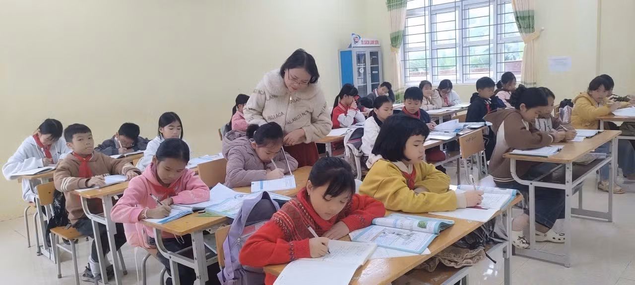 Năm học 2025–2026 đánh dấu chặng đường 12 năm gắn bó với học sinh vùng cao của cô giáo Phạm Thị Ngân, hiện công tác tại Trường Tiểu học và Trung học cơ sở Mường Lát (xã Mường Lát). Ảnh: Việt Hoàng/TTXVN