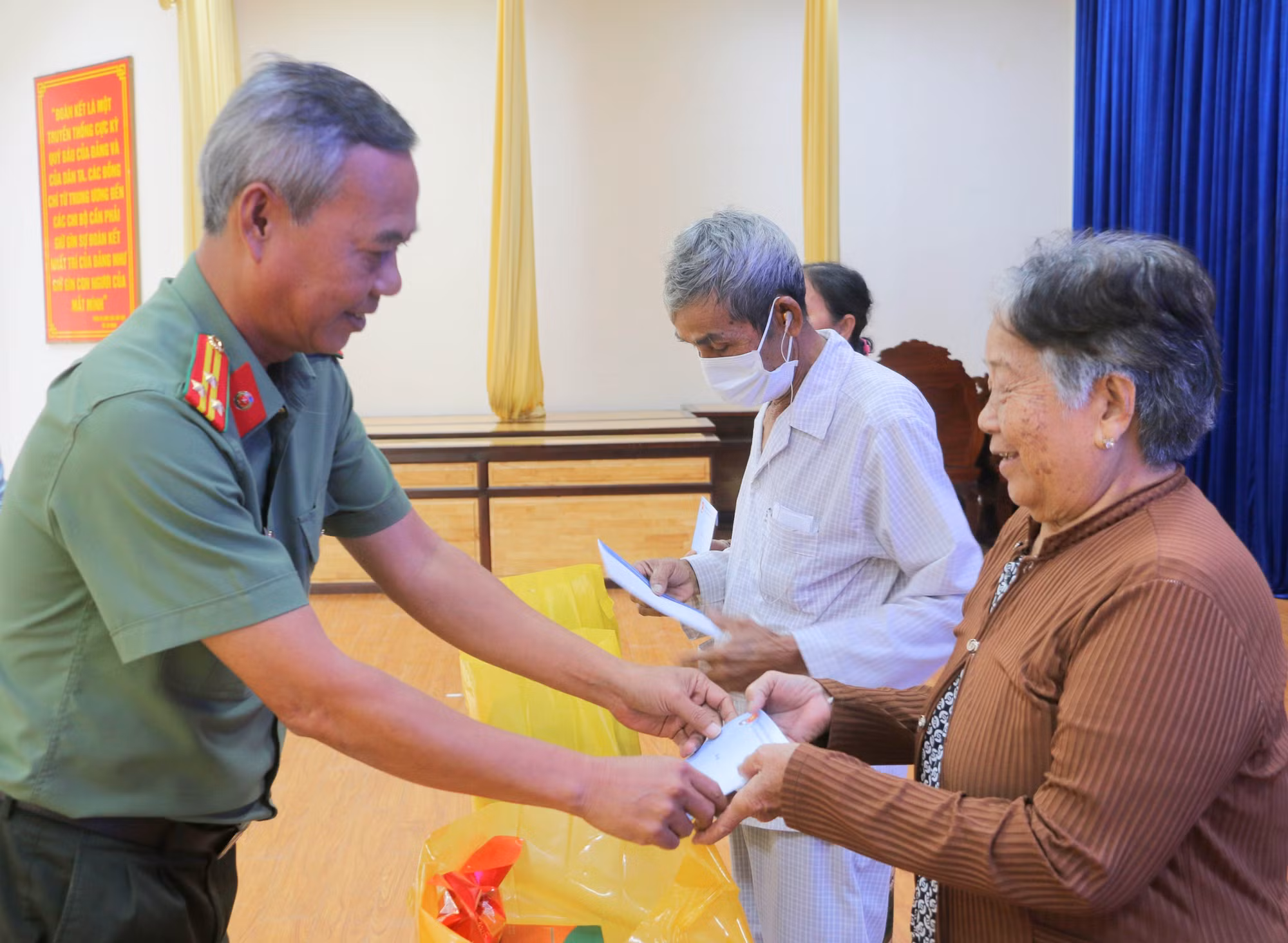 Thượng tá Kha Trường Vững trao quà cho các hộ nghèo, hộ cận nghèo trên địa bàn xã An Phú, tỉnh An Giang.