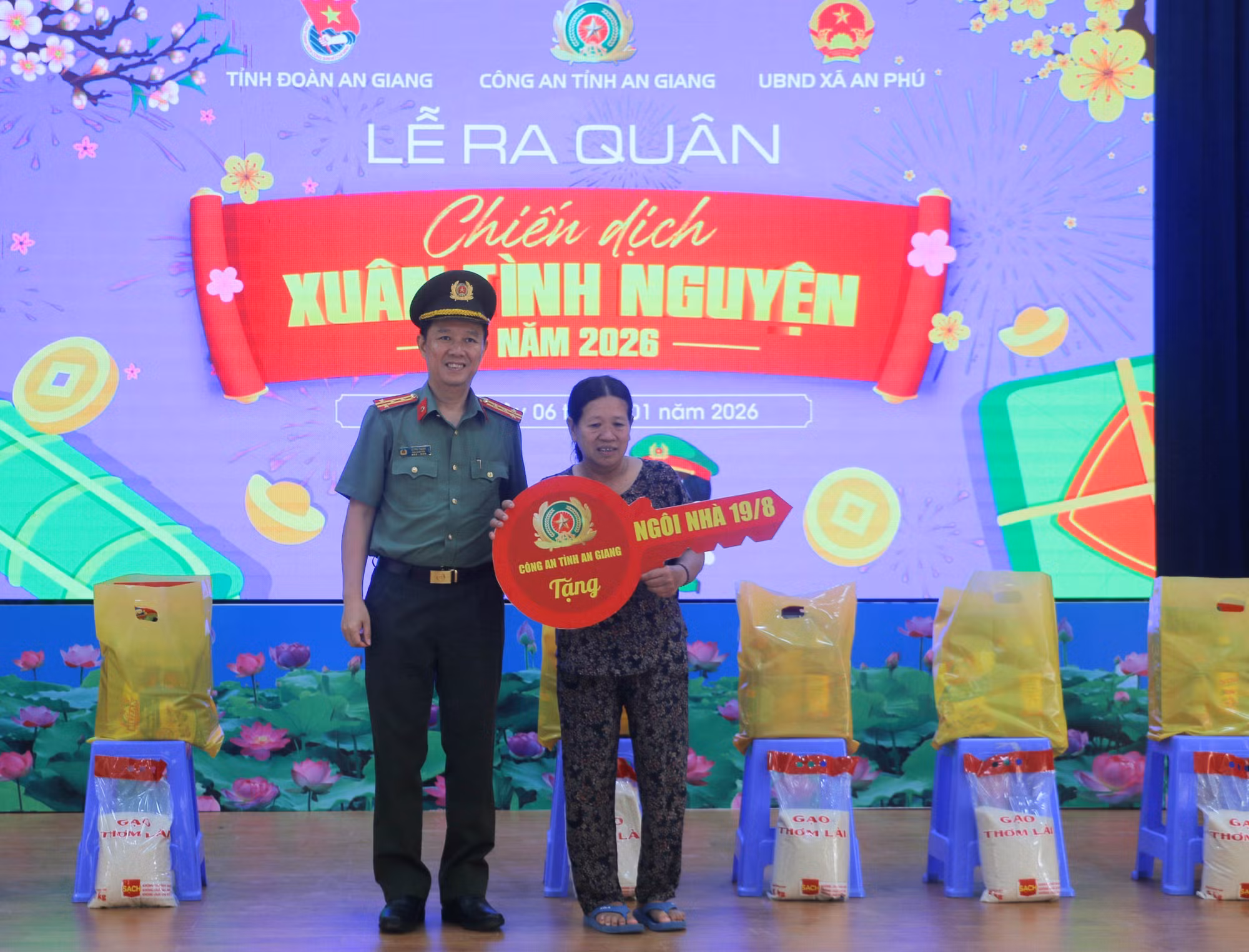 Đại tá Lê Phú Thạnh, Phó Giám đốc Công an tỉnh An Giang trao bảng tượng trưng bàn gian căn nhà “19 tháng 8” cho gia đình bà Cao Thị Bường, ở khóm An Thạnh, xã An Phú, tỉnh An Giang).