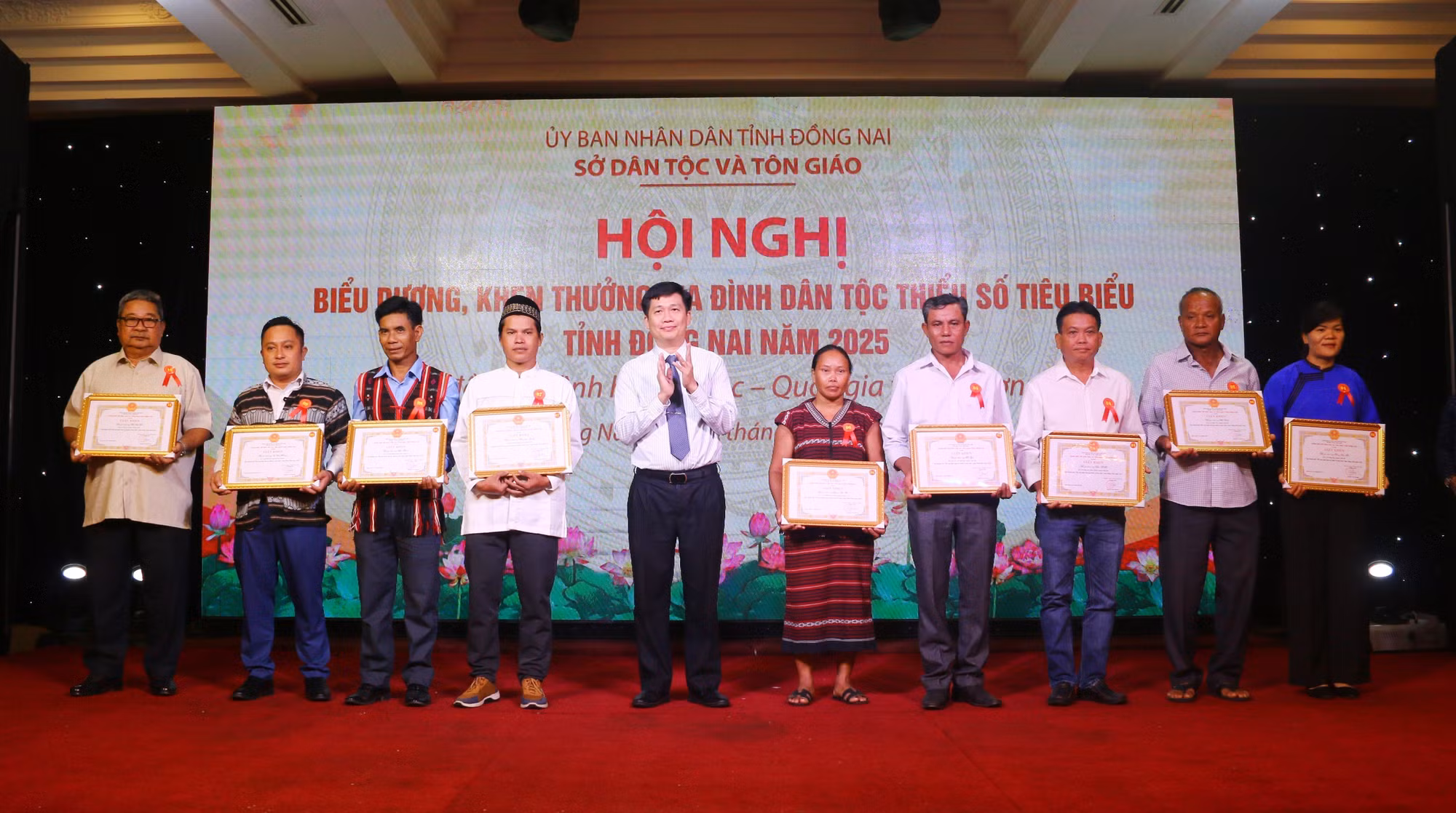 50 gia đình được tuyên dương đại diện cho hơn 64.500 hộ gia đình văn hóa là đồng bào dân tộc thiểu số tỉnh Đồng Nai.