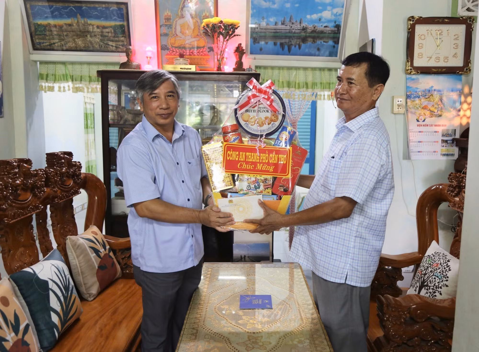 Đại tá Huỳnh Hoài Hận, Phó Giám đốc Công an thành phố Cần Thơ thăm, tặng quà ông Sơn Ngọc Thạch, nguyên Phó Chủ tịch UBND thị xã Vĩnh Châu, tỉnh Sóc Trăng (cũ). Ảnh: TTXVN phát