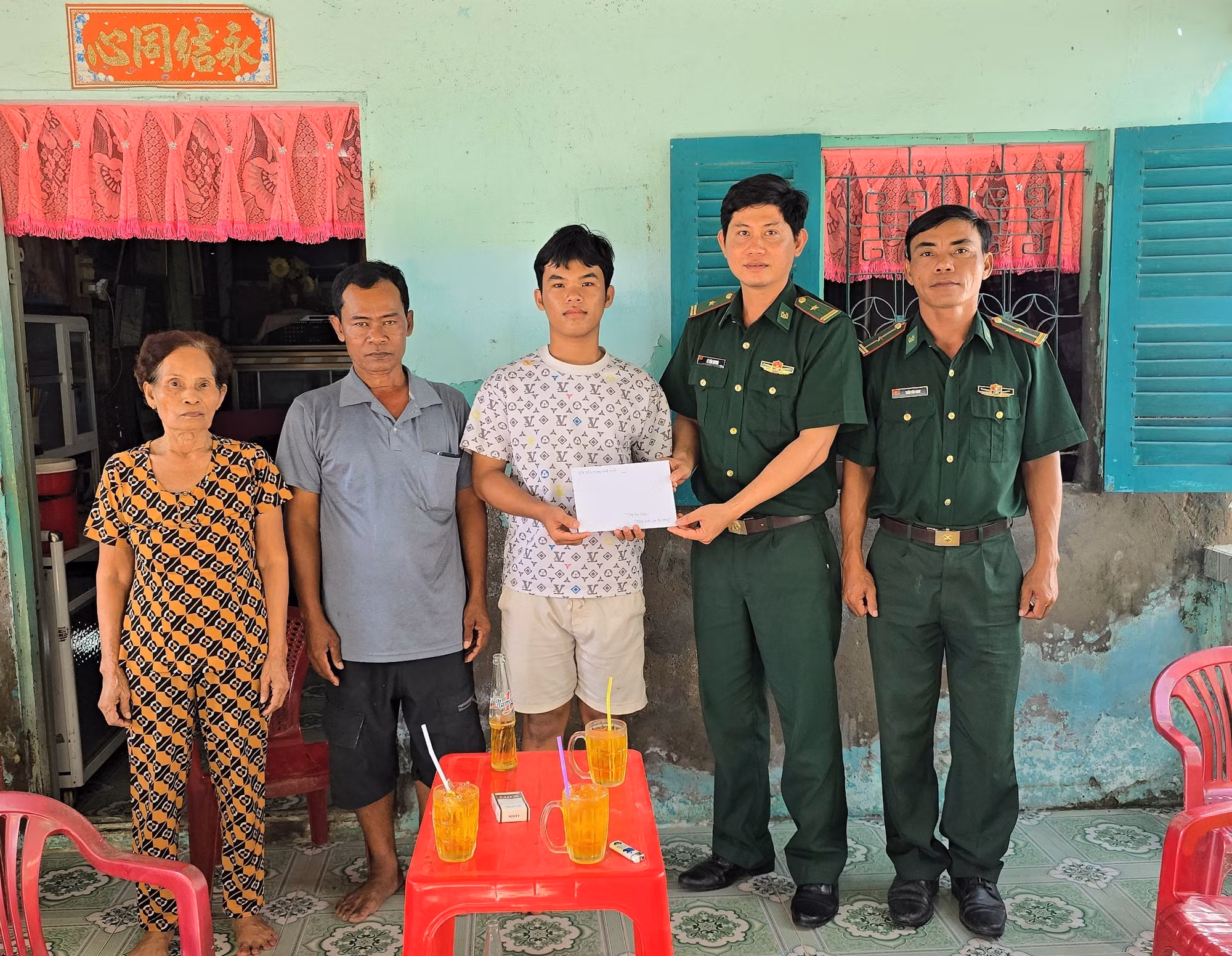 Đồn Biên phòng Nhà Mát tặng học bổng cho các học sinh do đơn vị nhận đỡ đầu. Ảnh: TTXVN phát