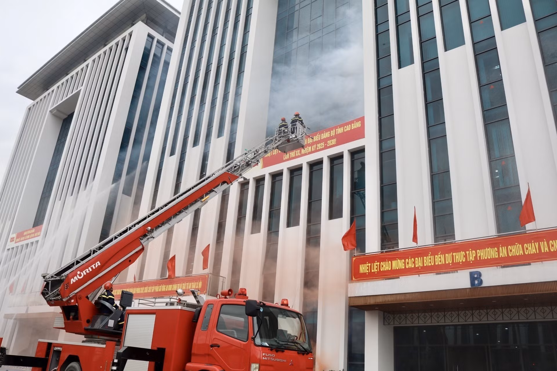 Các lực lượng tham gia thực tập phương án chữa cháy và cứu nạn, cứu hộ.