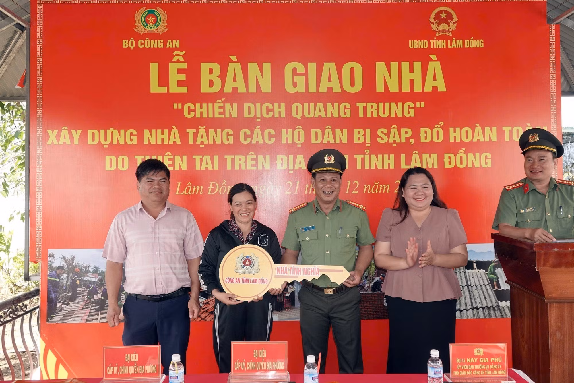 Đại tá Nay Gia Phú, Phó Giám đốc Công an tỉnh Lâm Đồng trao căn nhà mới hoàn thành cho gia đình chị Nguyễn Thị Hương Lan. Ảnh: TTXVN phát
