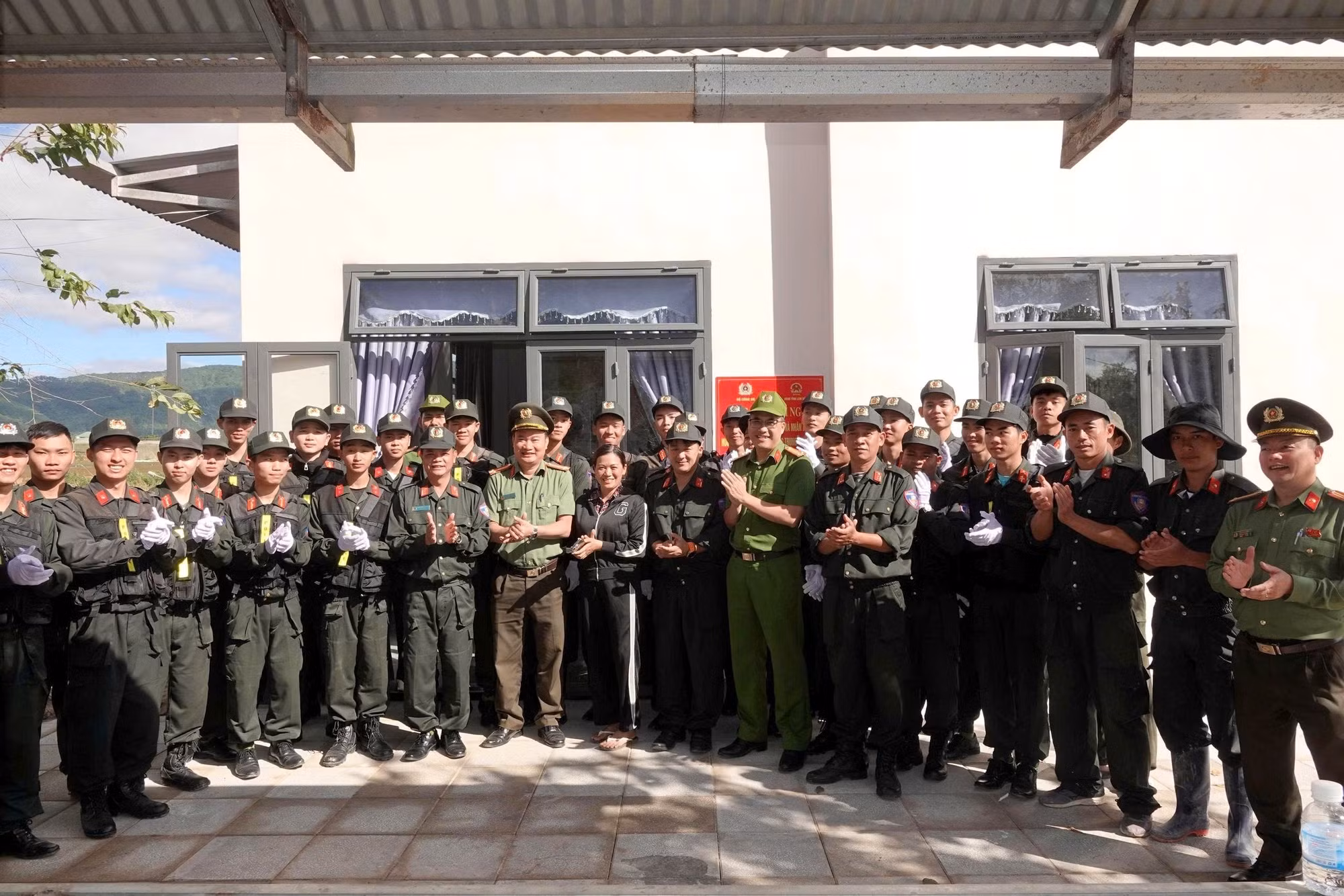 Các cán bộ chiến sĩ Công an tham gia xây dựng căn nhà đầu tiên trong Chiến dịch Quang Trung ở Lâm Đồng. Ảnh: TTXVN phát