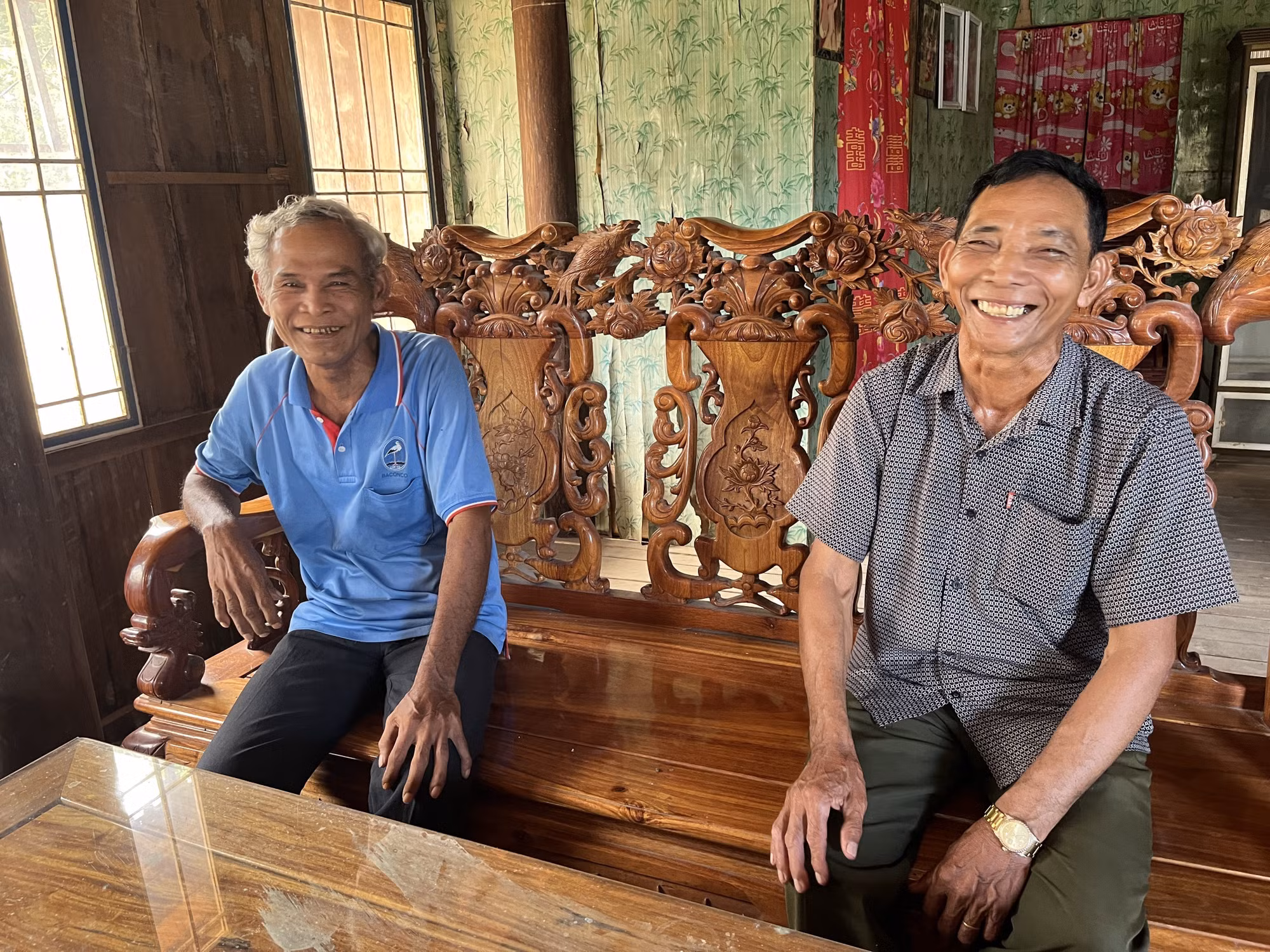 Ông Lâm Noóc, Phó Già làng (bên phải) đến thăm hỏi gia đình ông Lâm Huôn tại ấp Con Trăn, xã Tân Hòa (Tây Ninh).