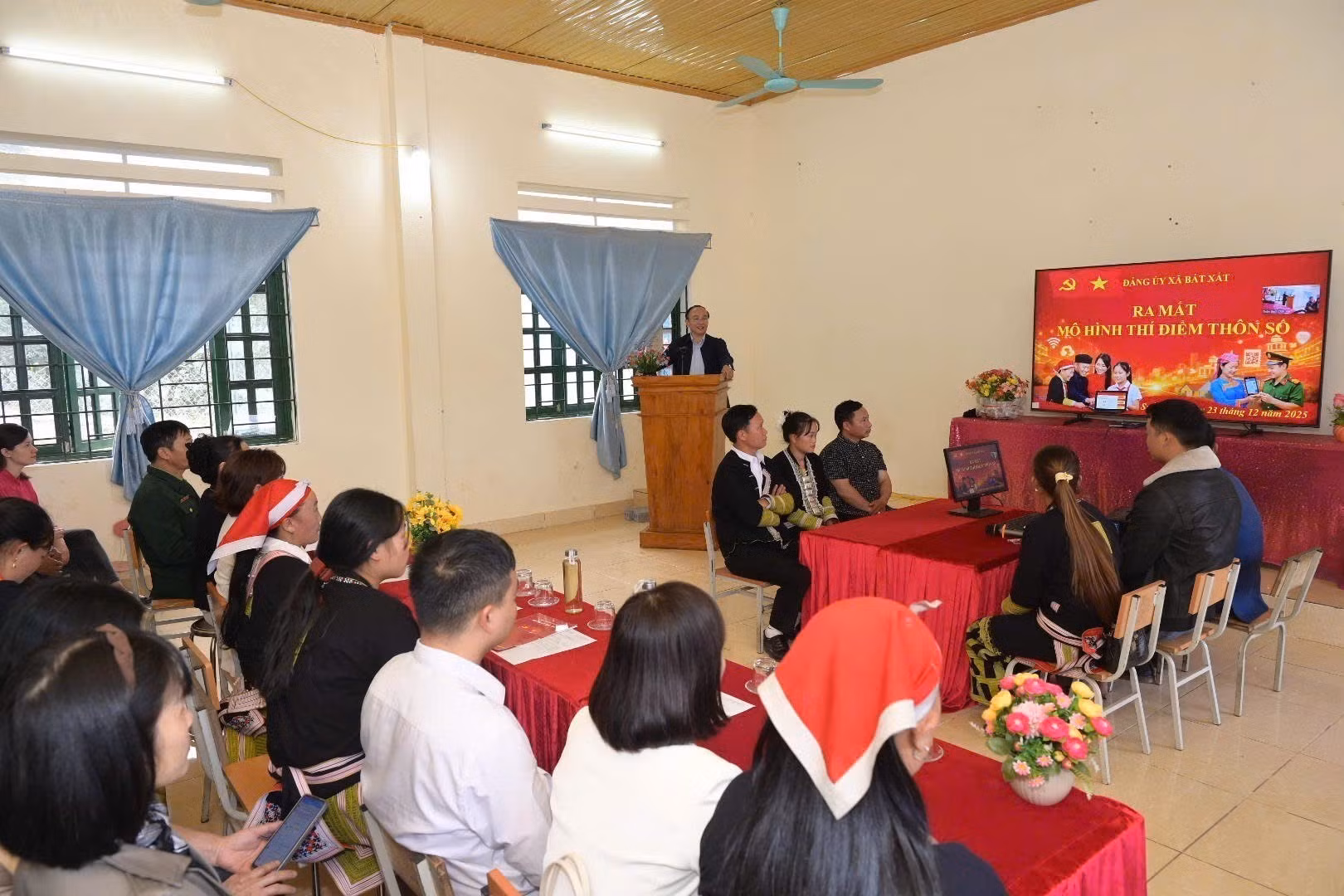 Ra mắt mô hình "thôn số" tại thôn Suối Chải, xã Bát Xát, tỉnh Lào Cai. Ảnh: Hương Thu/TTXVN