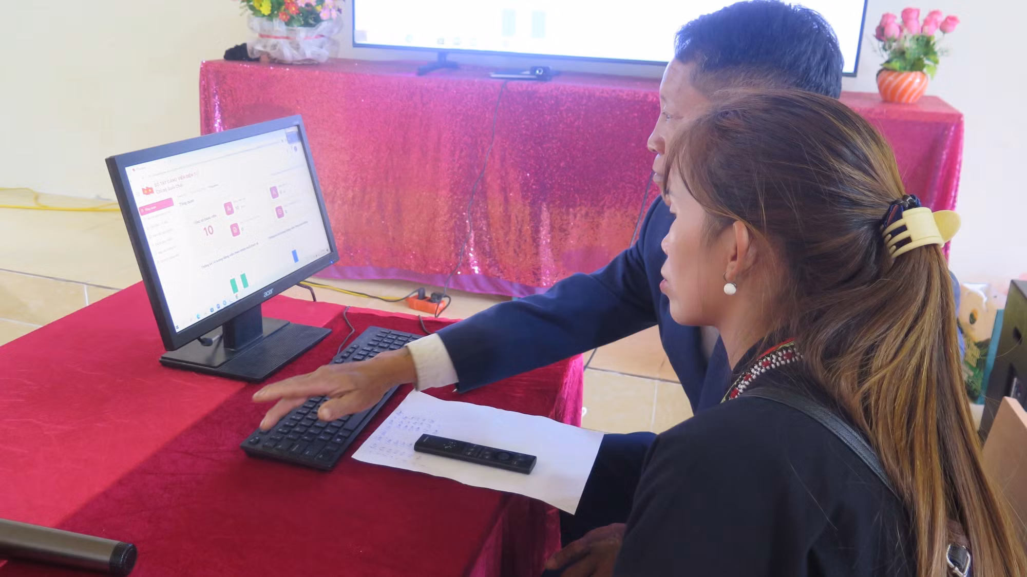 Hướng dẫn người dân thôn Suối Chải, xã Bát Xát thực hiện nộp hồ sơ trực tuyến trên cổng dịch vụ công. Ảnh: Hương Thu/TTXVN