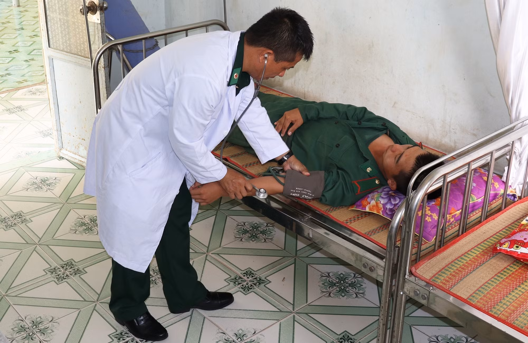 Phòng khám đa khoa a khoa quân dân y Dinh Bà có quy mô 20 giường bệnh và 14 cán bộ y tế, trong đó có hai bác sĩ.