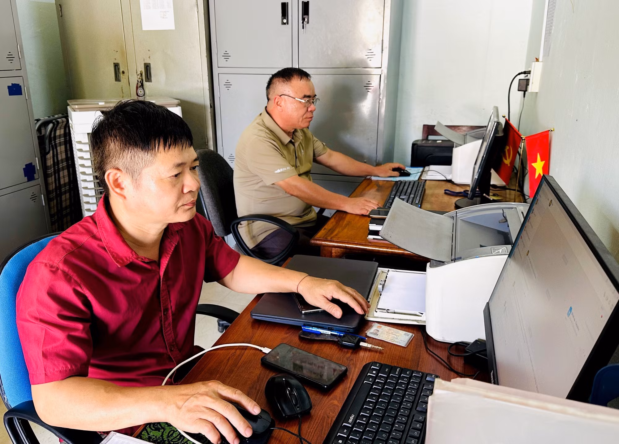 Cán bộ xã Minh Tân (Tuyên Quang) tập trung giải quyết vướng mắc cho người dân khi thực hiện chính quyền địa phương hai cấp.