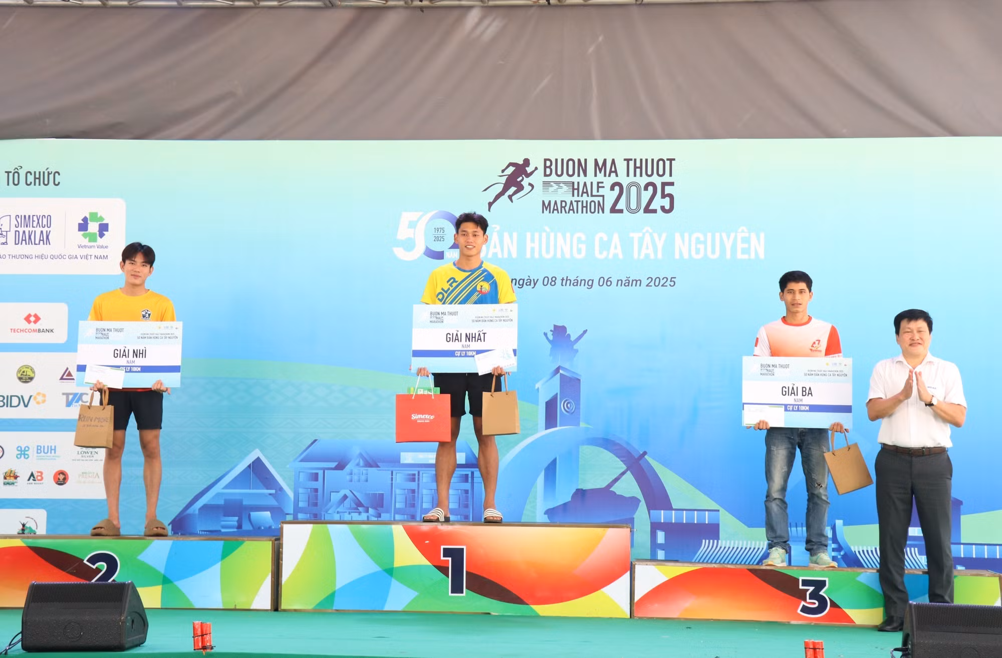Ban tổ chức trao giải nội dung nam cự ly 10 km.