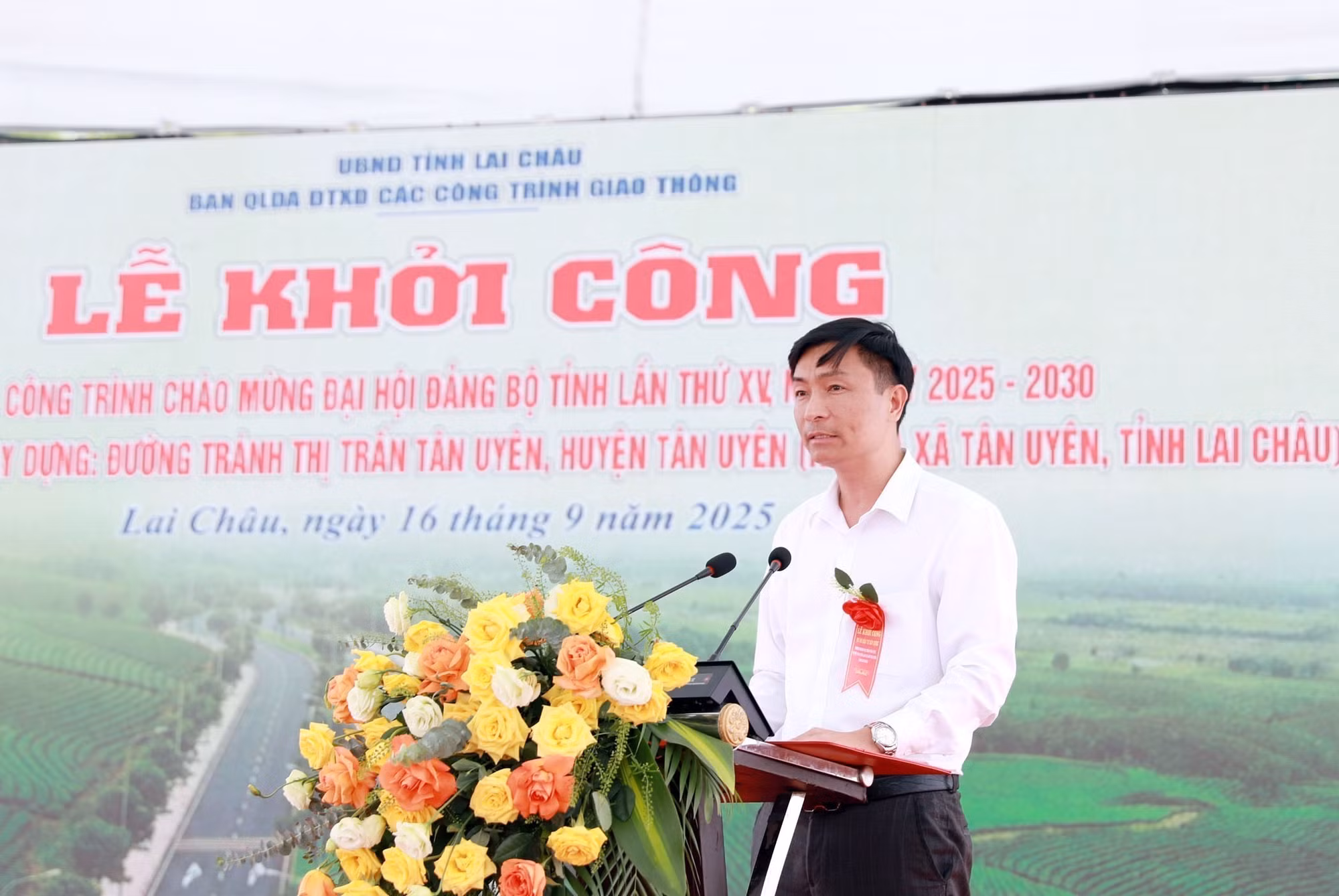 Giám đốc nhà thầu thi công dự án, Phạm Văn Tuyền phát biểu cam kết thi công đúng tiến độ và chất lượng. Ảnh: Quý Trung/TTXVN