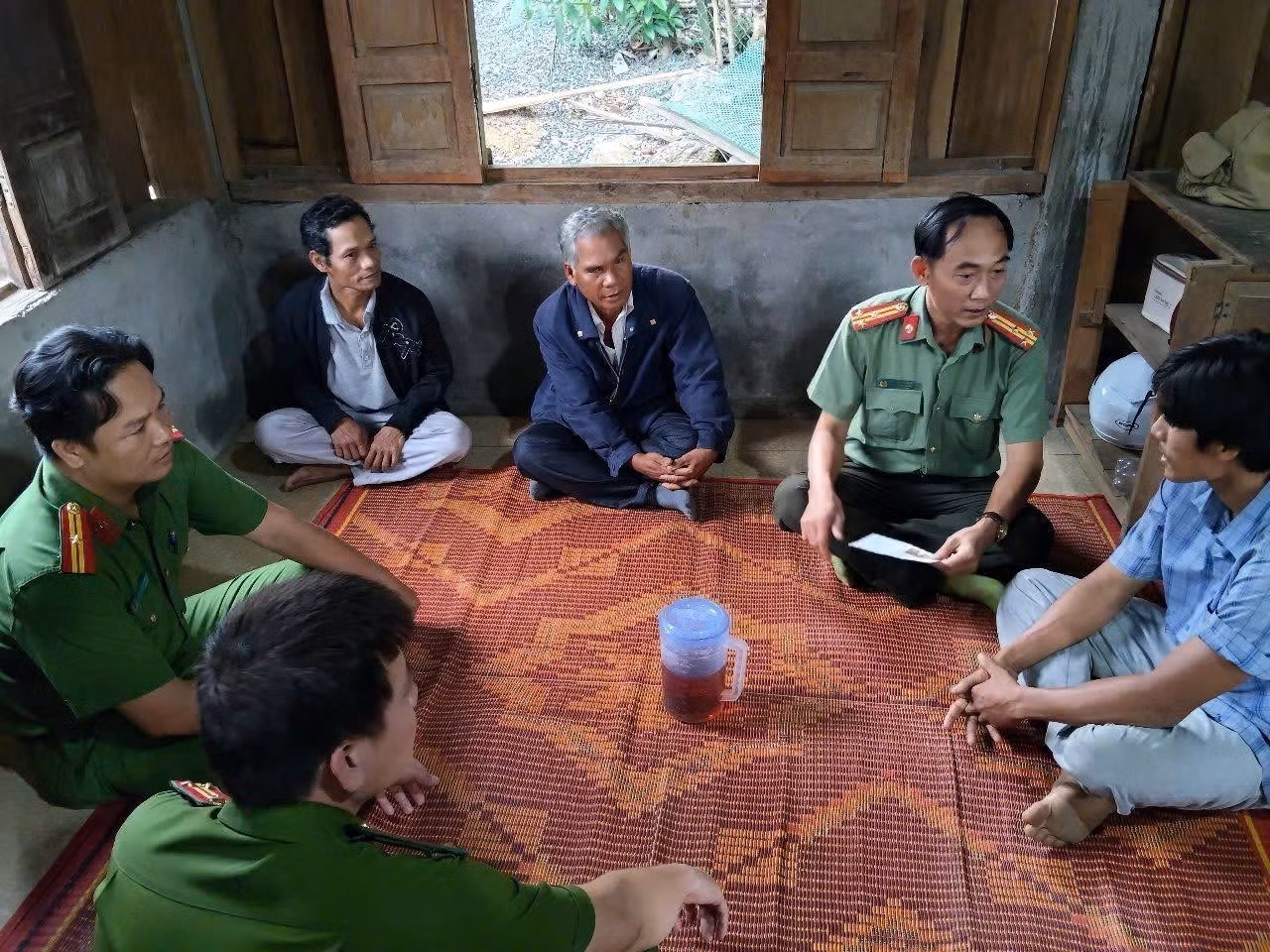 Công an xã Đakrông (Quảng Trị) về tận các thôn bản nắm bắt tâm tư nguyện vọng của nhân dân. Ảnh: TTXVN phát