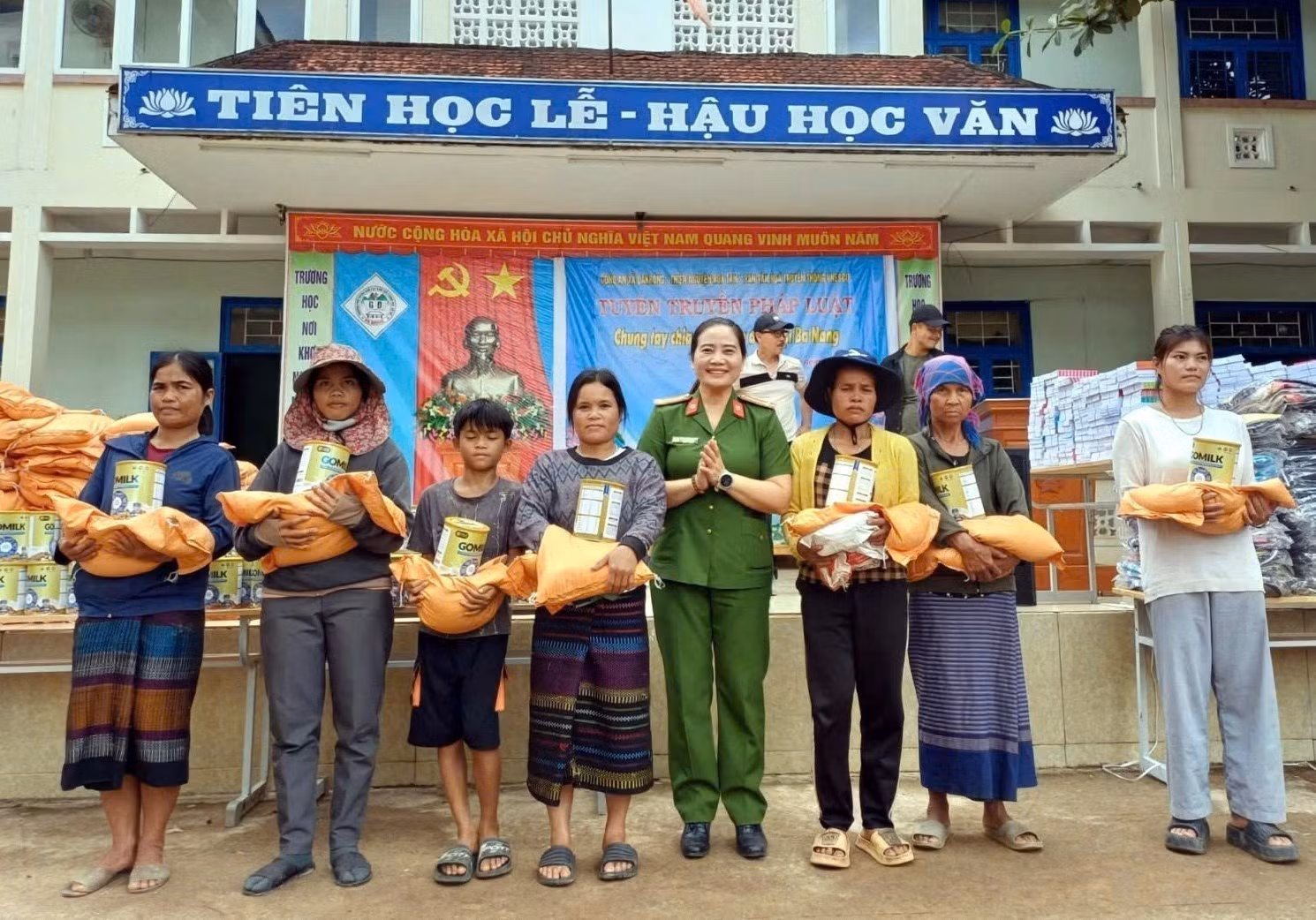 Công an xã Đakrông tặng quà, hỗ trợ sinh kế cho bà con nhân dân địa phương. Ảnh: TTXVN phát