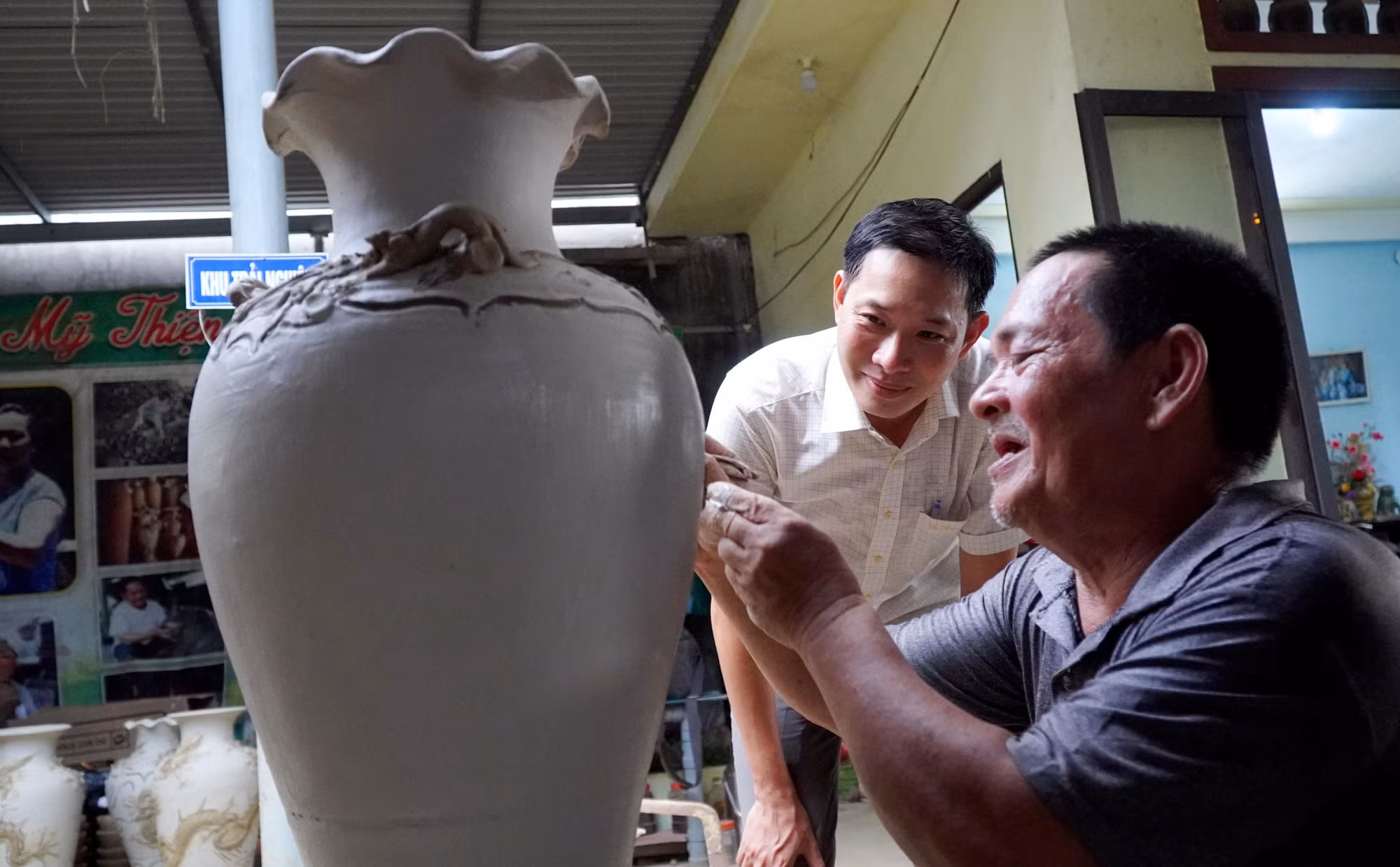 Nghệ nhân Đặng Văn Trịnh giới thiệu, quảng bá sản phẩm gốm Mỹ Thiện tới du khách.