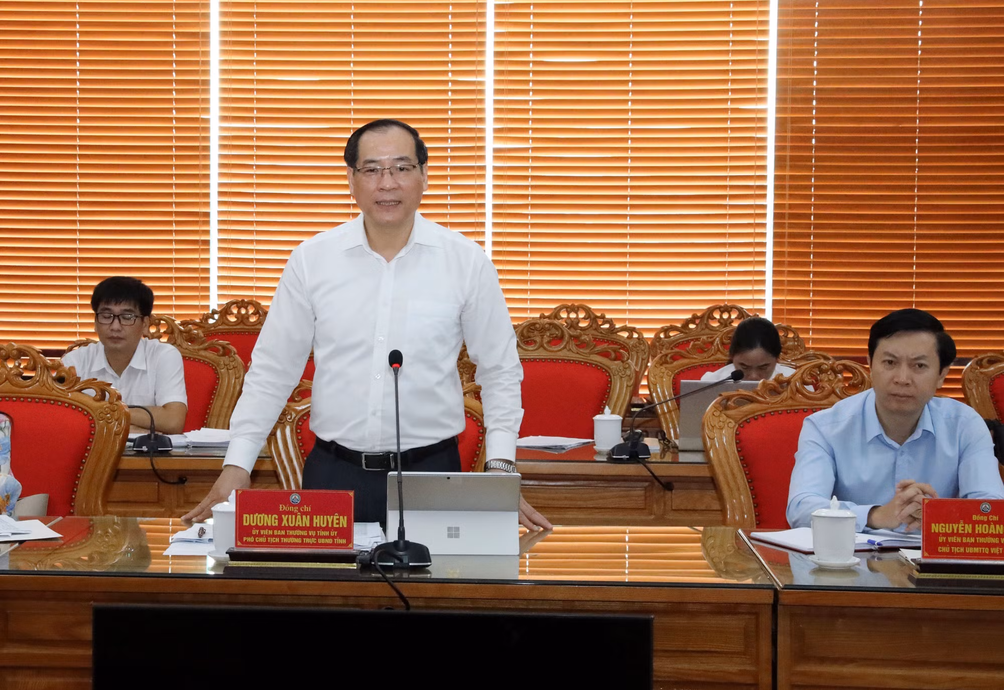 Phó Chủ tịch Thường trực UBND tỉnh Lạng Sơn Dương Xuân Huyên phát biểu làm rõ những khó khăn, vướng mắc trong công tác phòng, chống bạo lực gia đình trên địa bàn.
