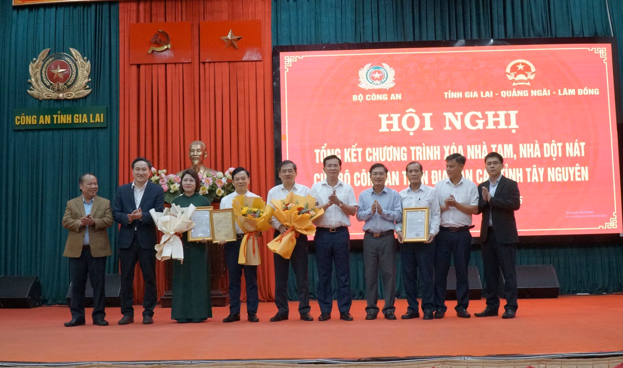 Đại diện lãnh đạo các tỉnh Gia Lai, Lâm Đồng, Quảng Ngãi trao thư cảm ơn cho các nhà tài trợ, nhà hảo tâm ủng hộ chương trình. Ảnh: Hoài Nam/TTXVN