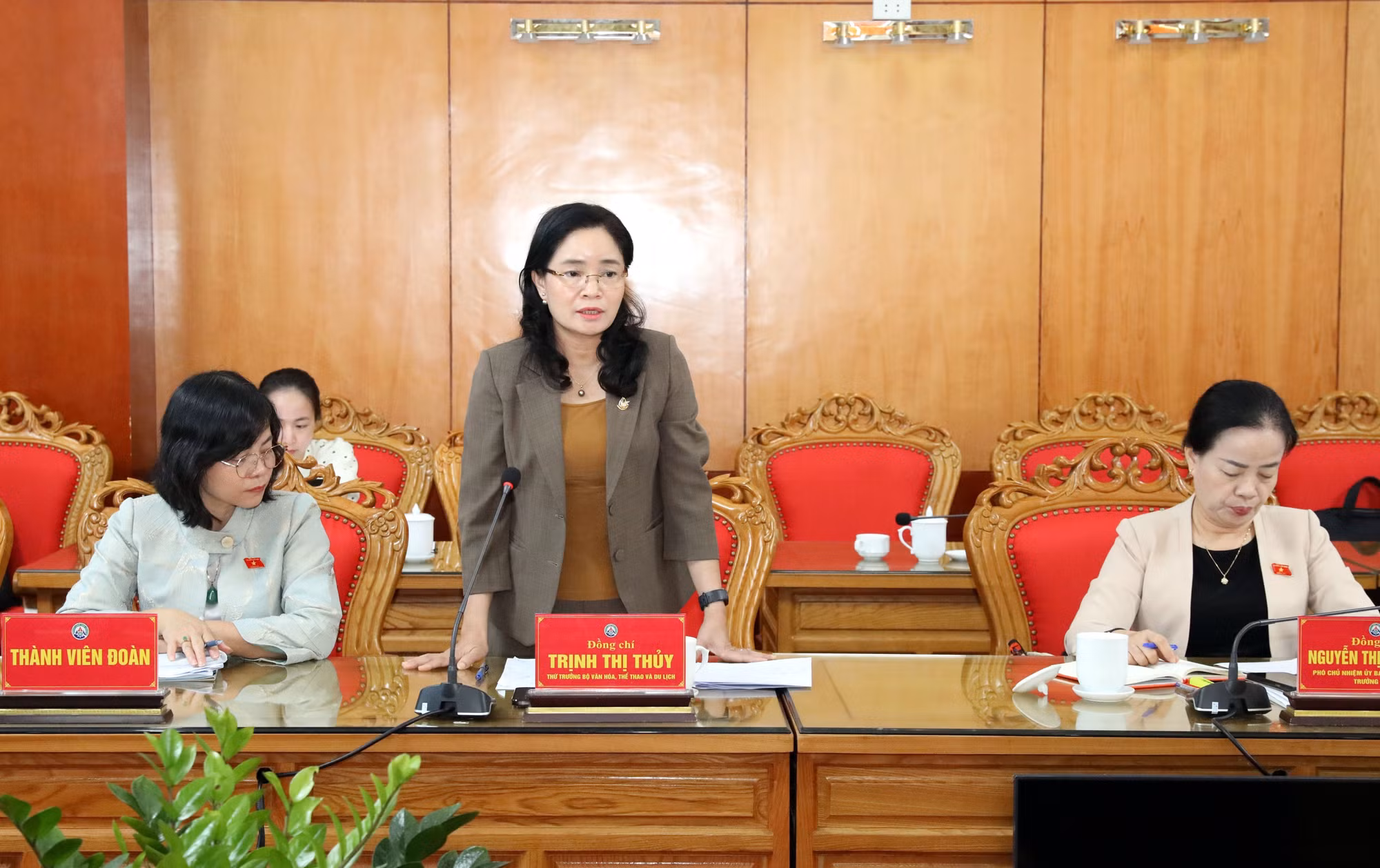 Lãnh đạo Bộ Văn hóa, Thể thao và Du lịch phát biểu tại cuộc làm việc với UBND tỉnh Lạng Sơn.