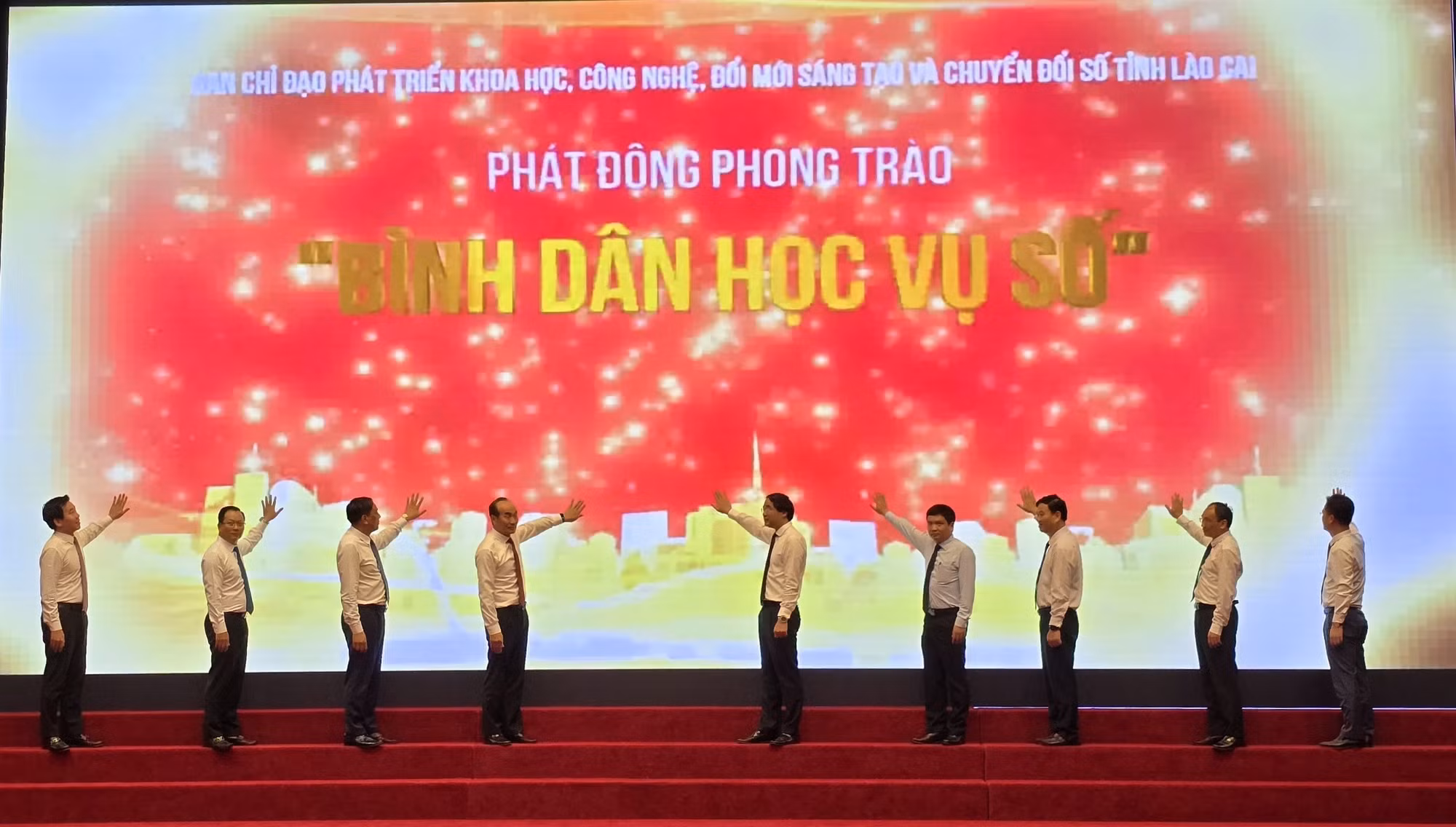 Các đại biểu nhấn nút phát động phong trào "Bình dân học vụ số".