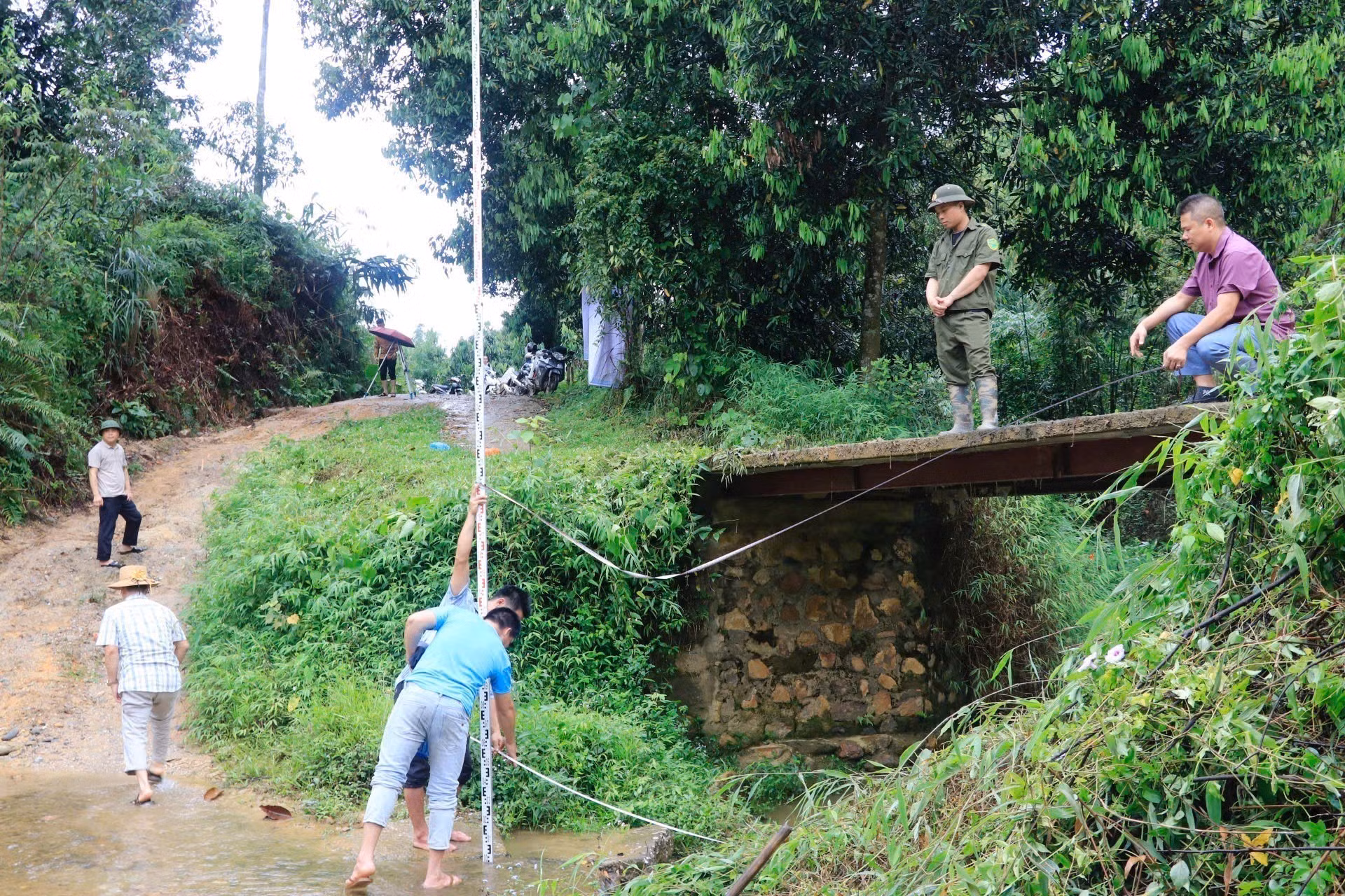 Cầu cũ nhỏ hẹp, xuống cấp gây khó khăn cho việc đi lại của người dân thôn An Thịnh, xã Kiên Thành (Trấn Yên, Yên Bái) khi mùa mưa lũ.