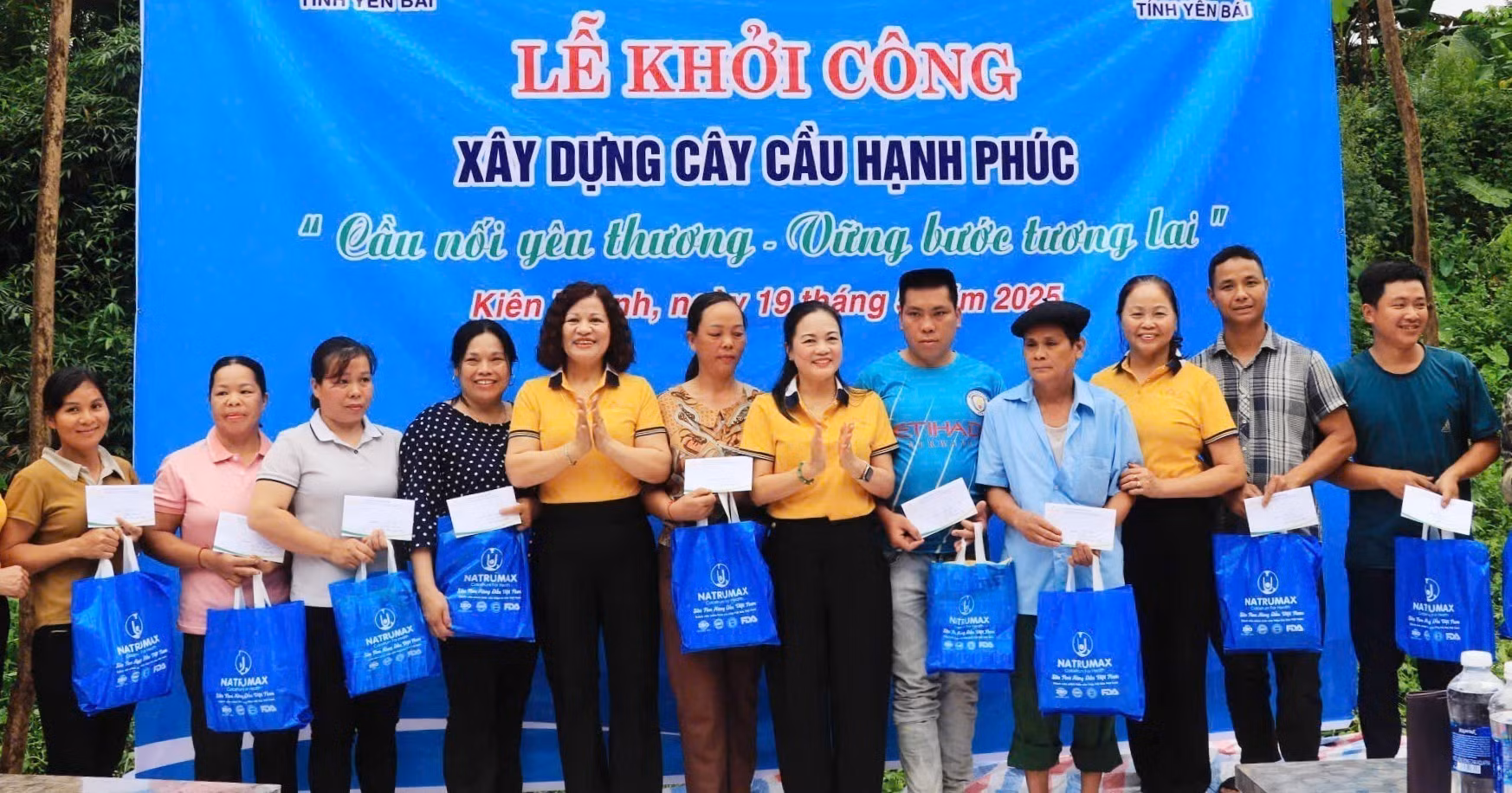 Các đơn vị tài trợ trao quà cho các gia đình có hoàn cảnh khó khăn xã Kiên Thành.