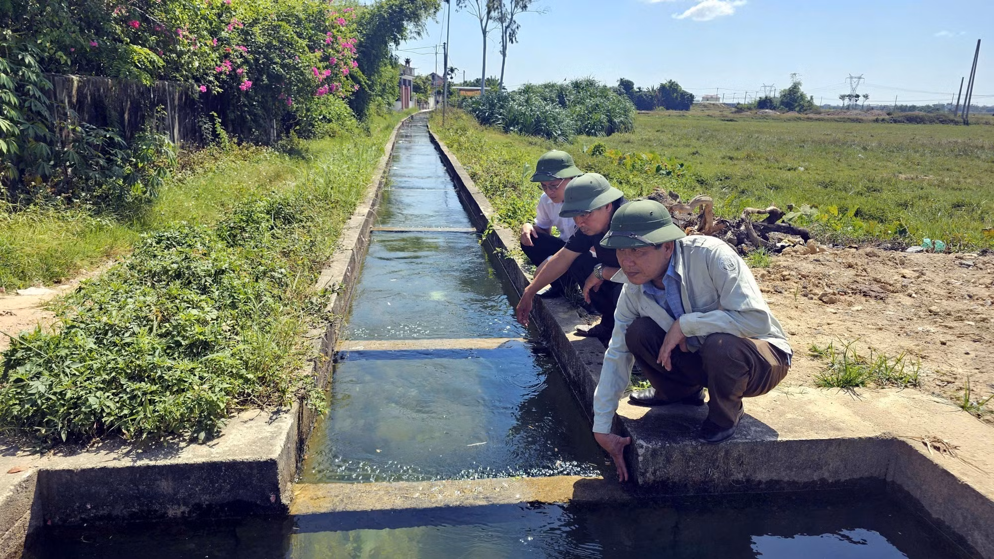 Lãnh đạo đơn vị quản lý Công trình thủy lợi Rào Nan kiểm tra tại tuyến kênh dẫn nước chính bị xuống cấp. Ảnh: TTXVN phát