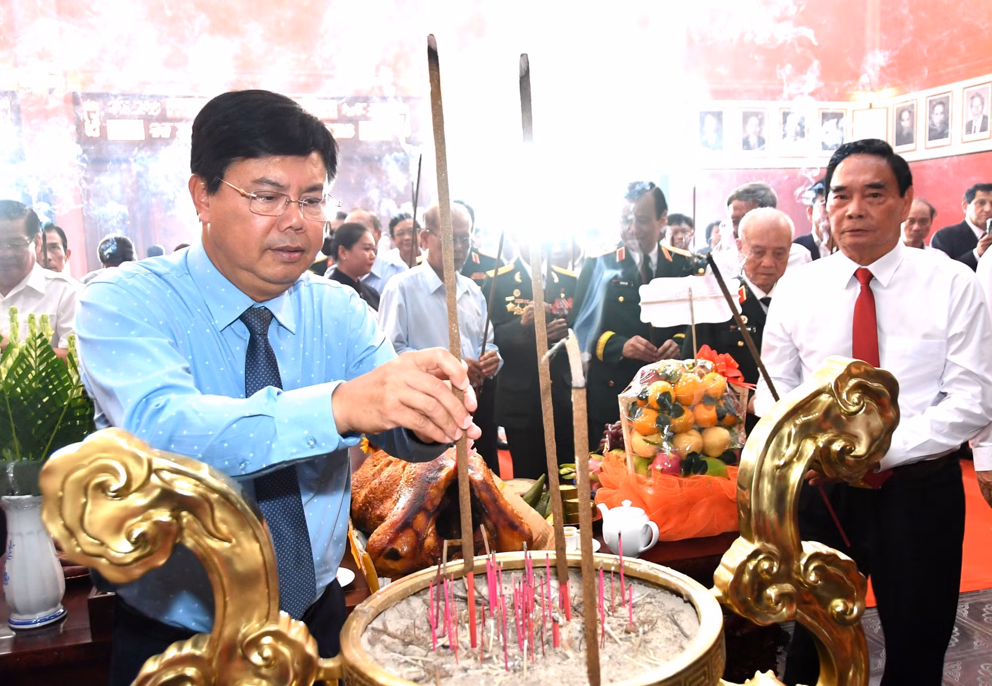 Bí thư Tỉnh ủy An Giang Nguyễn Tiến hải, Bí thư Đảng ủy Quân sự tỉnh An Giang dâng hương tại Đền tưởng niệm Anh hùng, liệt sĩ và người có công.